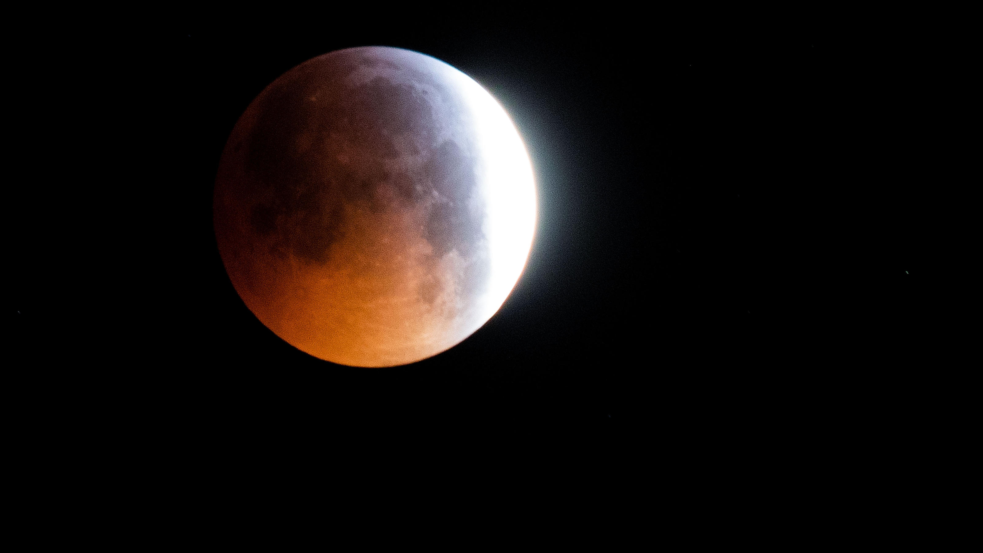 Mondfinsternis in Deutschland: Blutmond thront rot am Himmel Beginn der Mondfinsternis: Langsam bewegt sich der Mond in den Schatten der Erde.