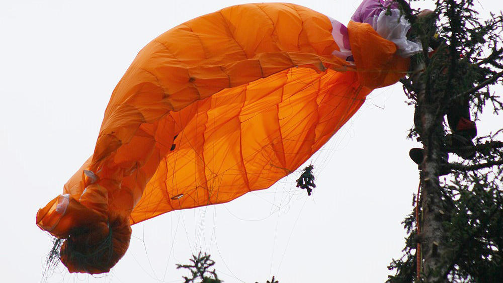 Wetterlexikon: Abwind Eine Gleitschirmfliegerin war in einen Abwind geraten und musste notlanden.