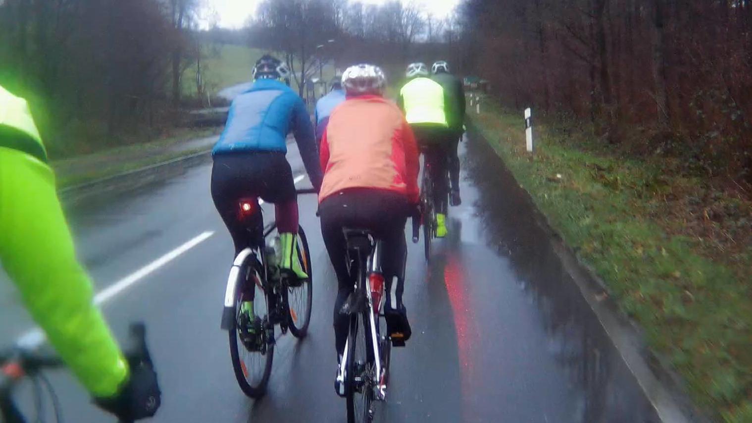 Tobis Radblog: Und das geht jetzt 5 Stunden so weiter? Verzweifeltes Singen im Regen Rennrad Wintertraining