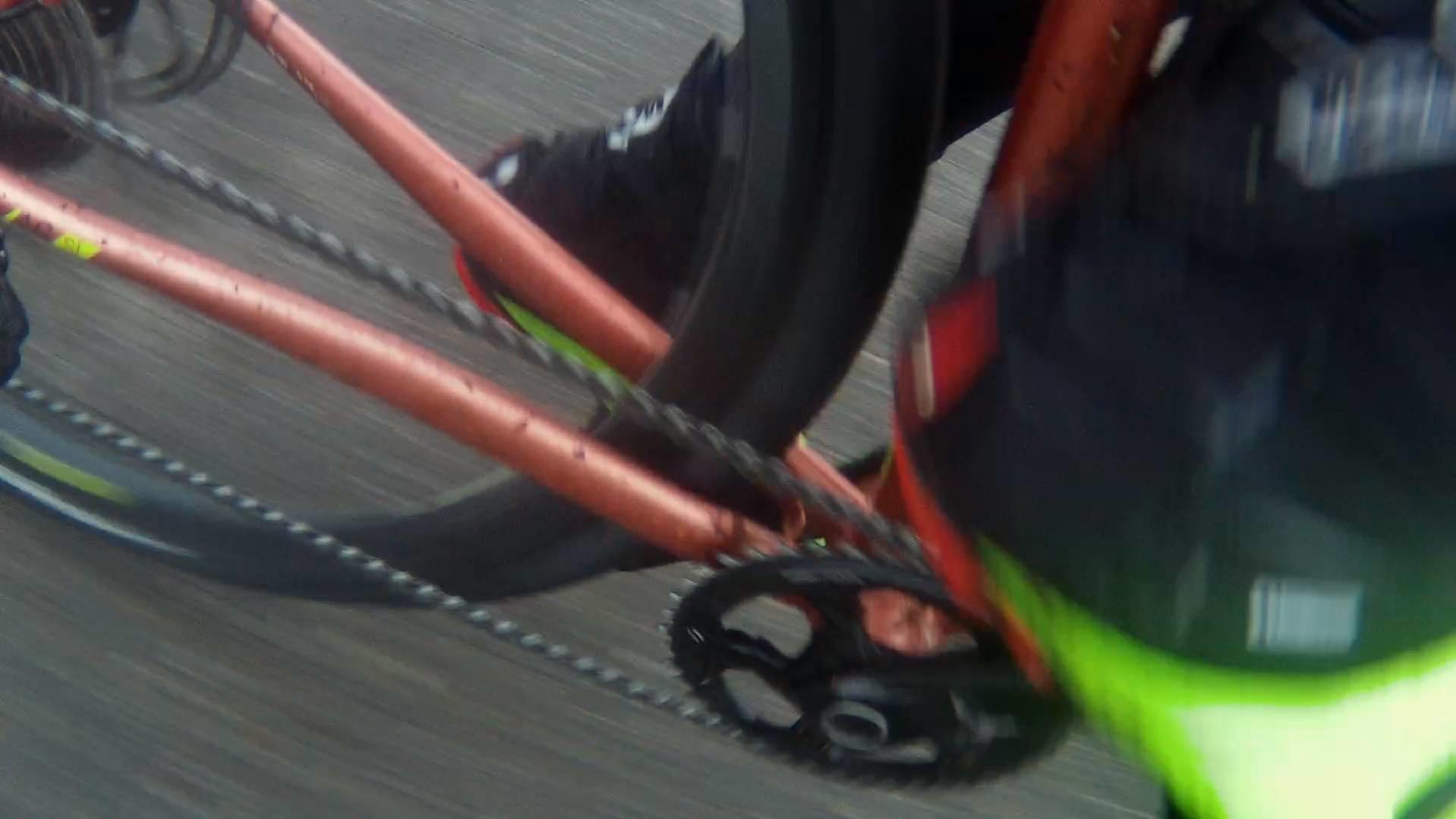 Tobis Radblog: Und das geht jetzt 5 Stunden so weiter? Verzweifeltes Singen im Regen Rennrad Wintertraining