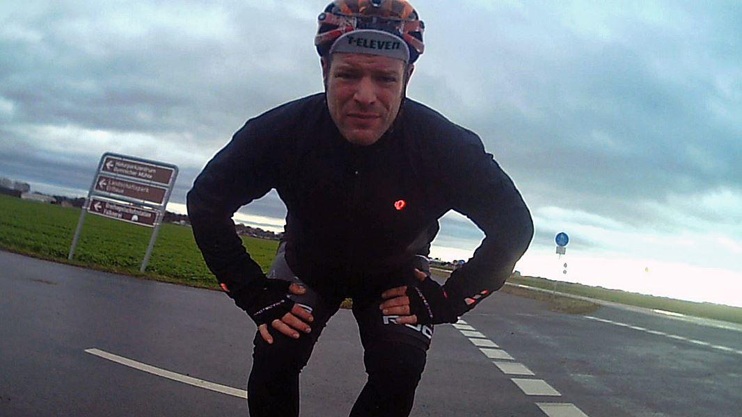 Tobis Radblog: Und das geht jetzt 5 Stunden so weiter? Verzweifeltes Singen im Regen Rennrad Wintertraining