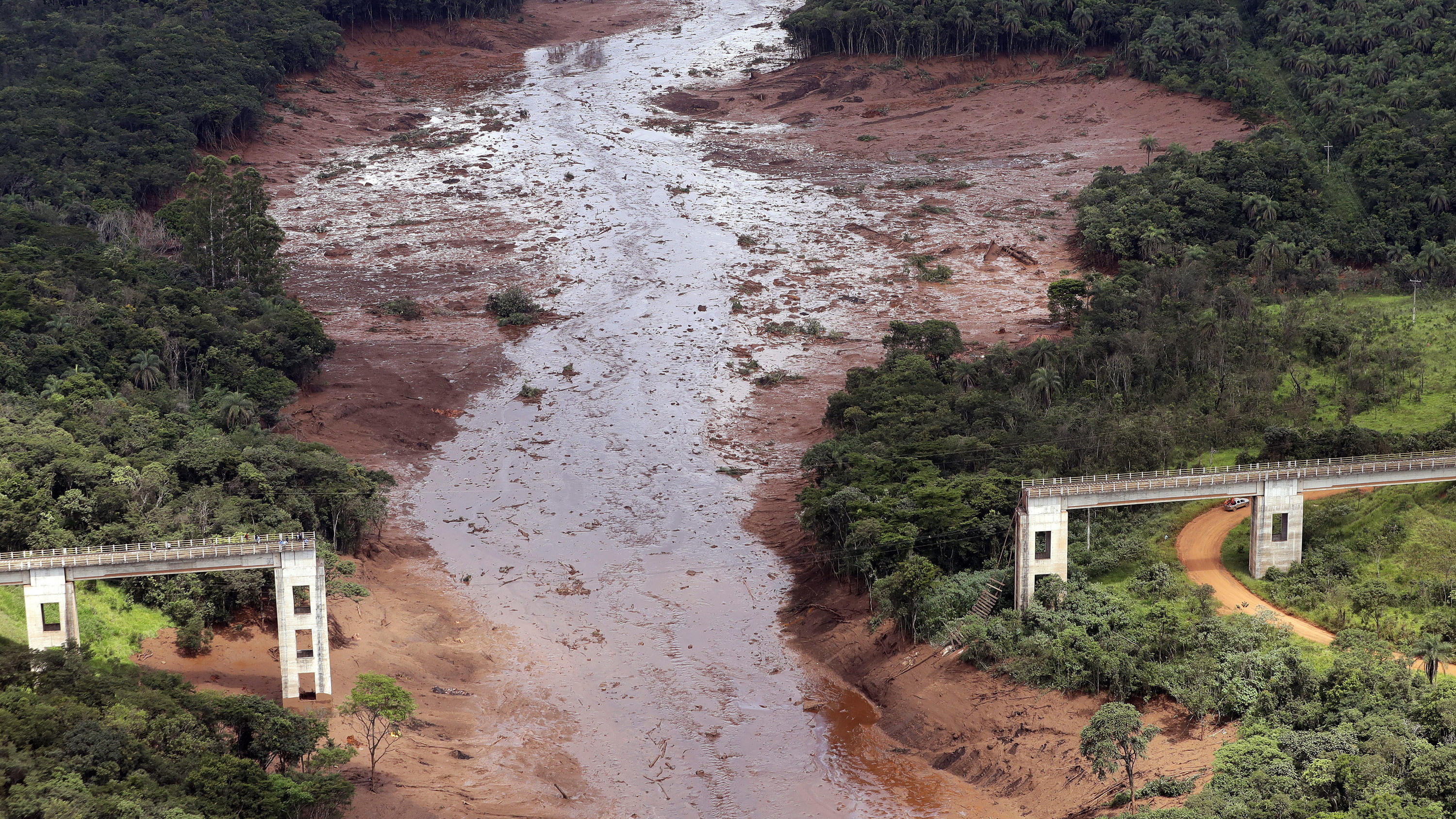 Ökozid: So soll gegen Umweltverschmutzung vorgegangen werden Das Bild zeigt den gebrochenen Damm an einer Eisenerzmine in Brumadinho (Brasilien).