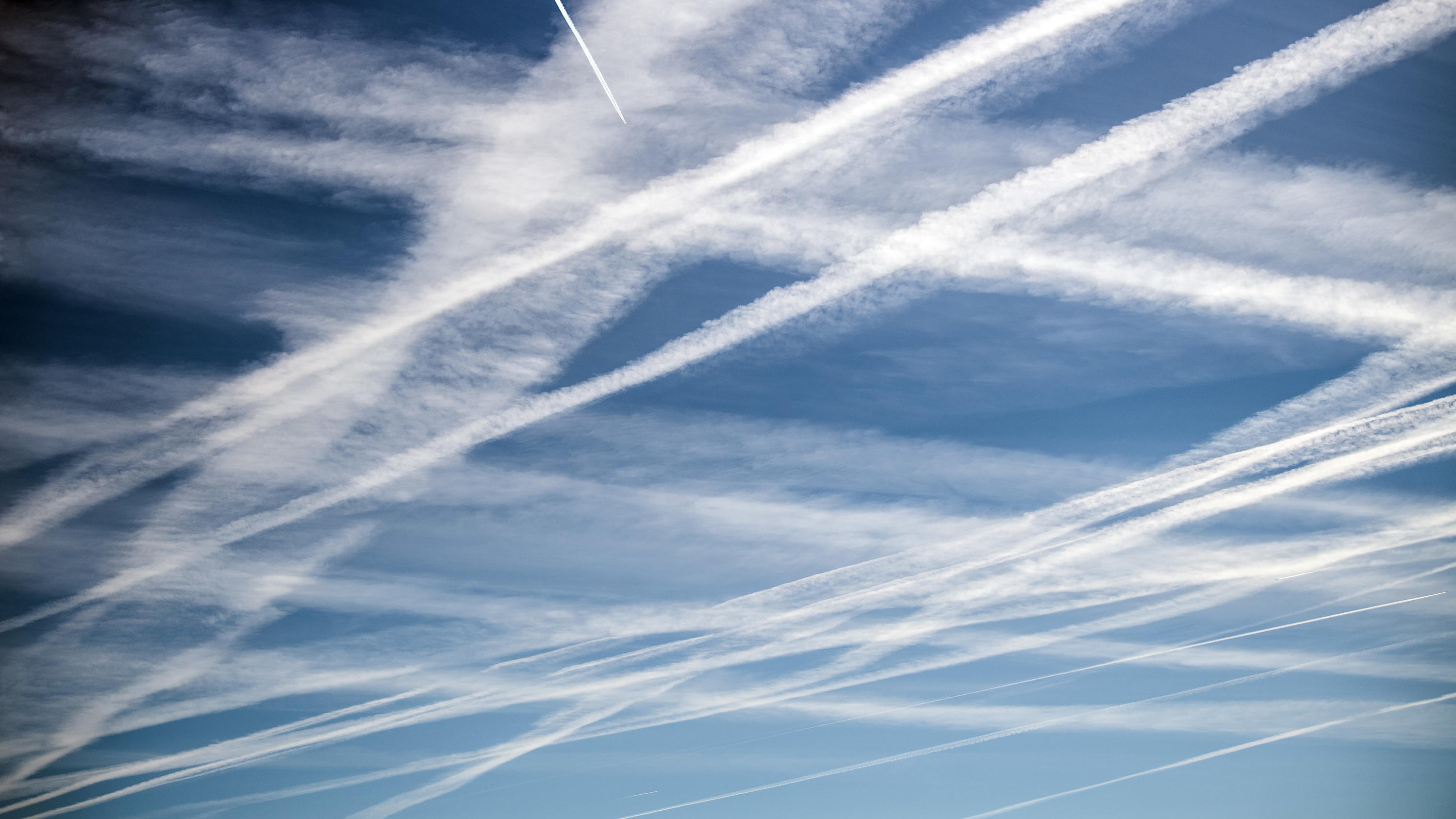 Cirruswolken: Flugzeuge und ihre Kondensstreifen machen die Erde warm Aus den Kondensstreifen werden Wolken