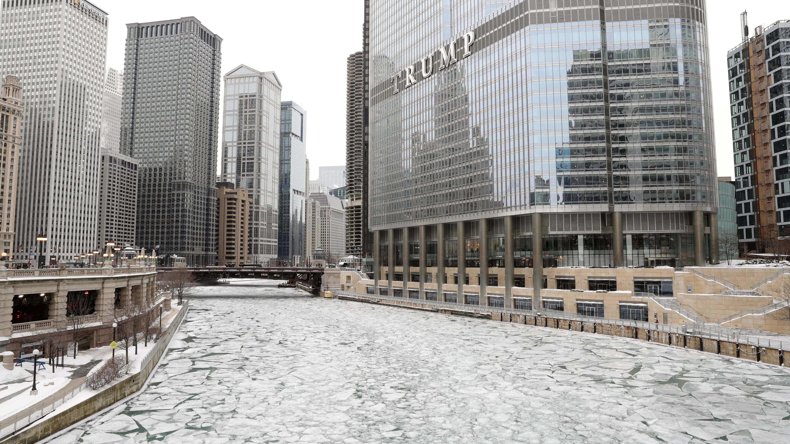 Schwacher Polarwirbel: Klimaforscher rechnen mit häufigeren Kältewellen (190201) -- CHICAGO, Feb. 1, 2019 (Xinhua) -- The Trump Hotel is seen alongside the frozen Chicago River in Chicago, the United States, Jan. 31, 2019. Chicago, the biggest city in the U.S. Midwest, was struck by the polar vortex with the minimum temp