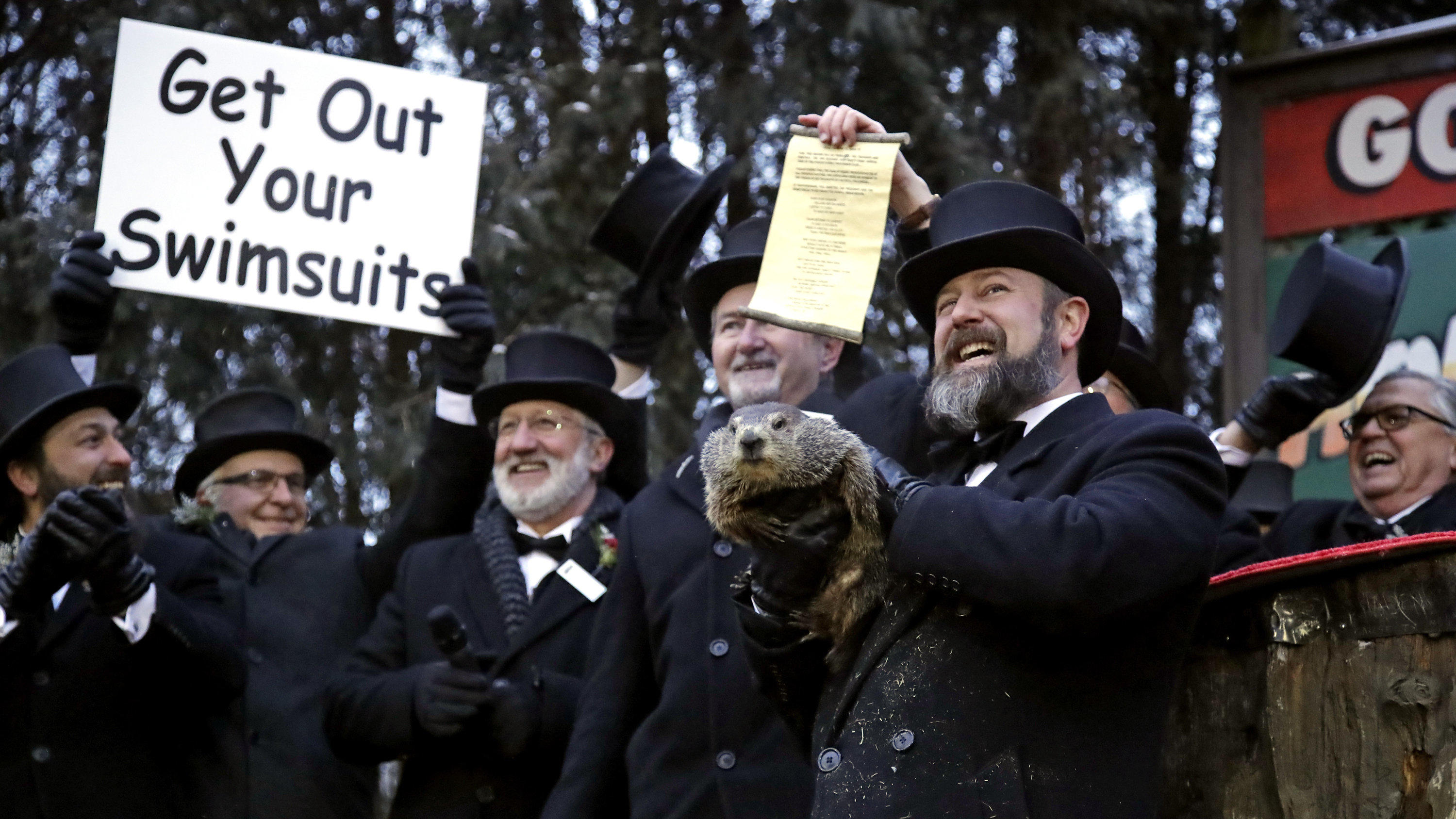 Und jährlich grüßt das Murmeltier 02.02.2019, USA, Punxsutawney: Der Co-Vorsitzende des Groundhog Club, Al Dereume (r), hält Punxsutawney Phil, das wetterprognostizierende Murmeltier, während des 133. Murmeltiertags. Wie in jedem Jahr am 2. Februar wird der Nager Phil aus seinem Bau