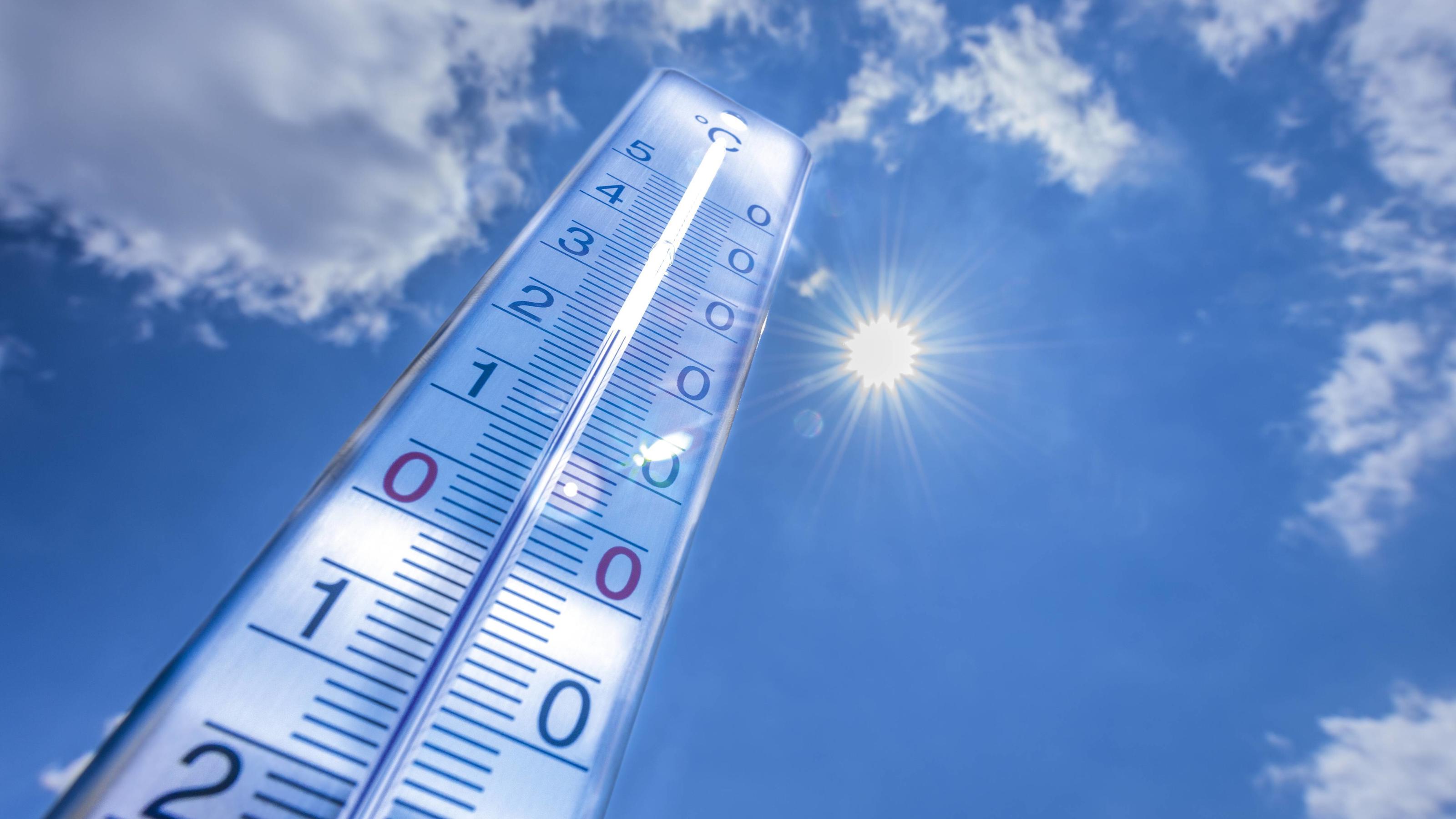 Wetterlexikon: Celsius Thermometer vor blauem Himmel Copyright: xMEVx ALLMVMEV126045