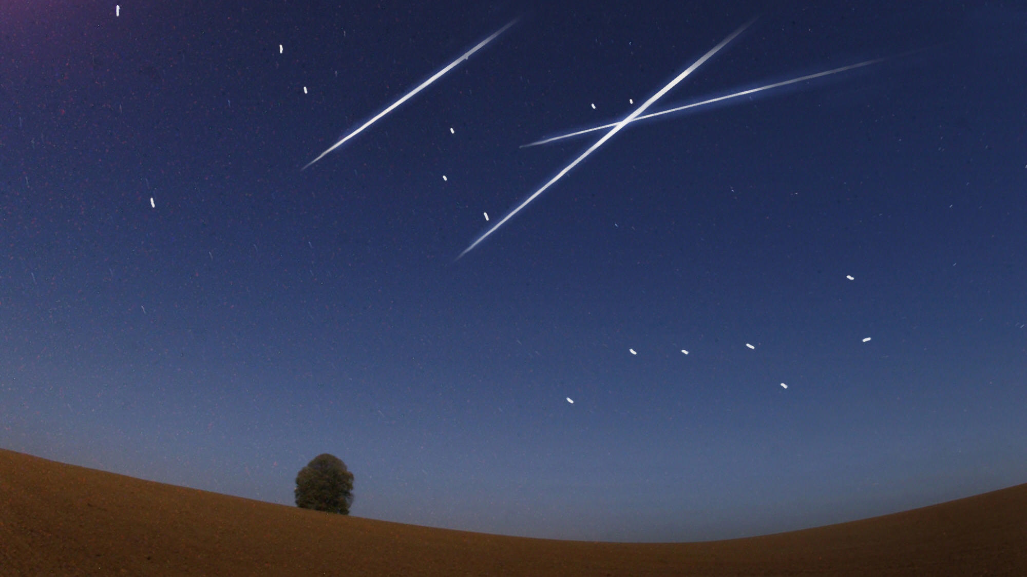 Wetterlexikon: Meteore ARCHIV - Drei Sternschnuppen ziehen ihre Bahnen (Archivfoto vom 13.11.2005, aufgenommen in Nucknitz/Sachsen). Ein kosmisches Feuerwerk erstrahlt in den kommenden Nächten am Firmament: Der Sternschnuppenstrom der Perseïden regnet wie jedes Jahr im Aug