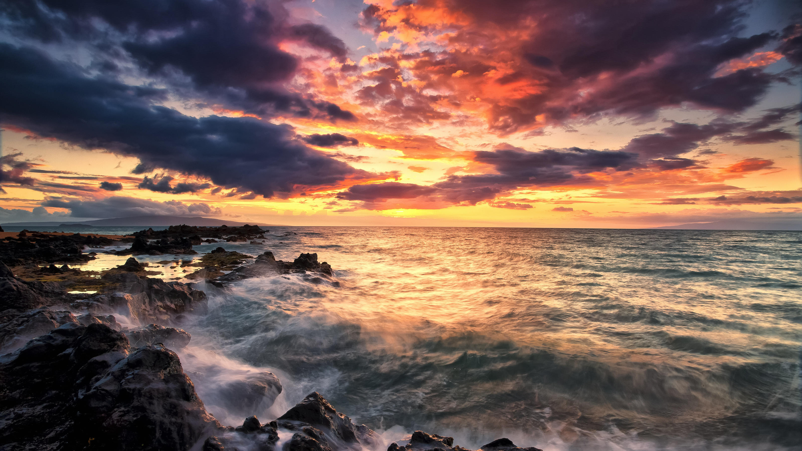 Wetterlexikon: Easterly Waves Dramatischer bunter Himmel bei Sonnenuntergang