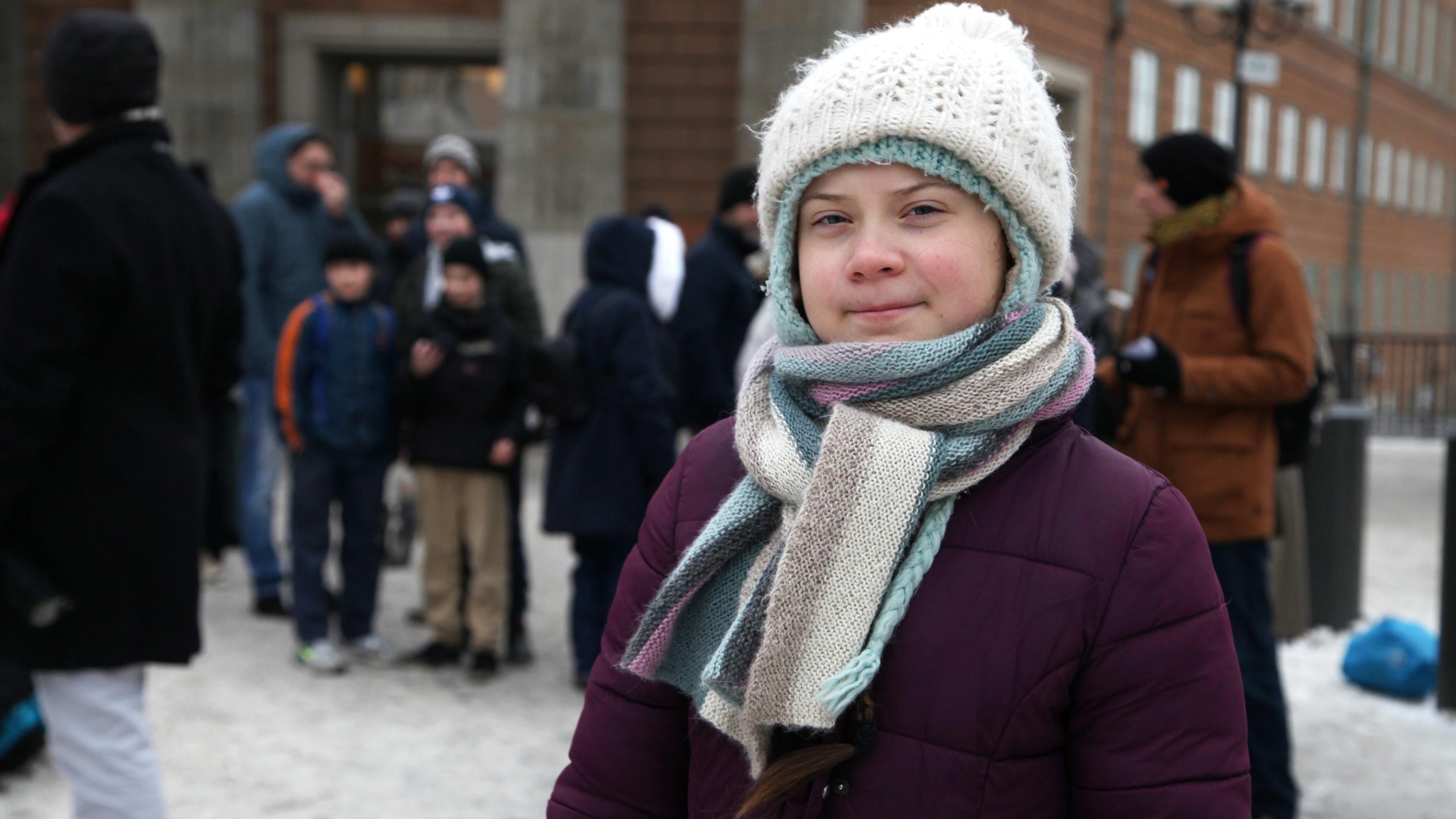 Kommentar zum Klimawandel: Wir spielen Russisch Roulette im Klima-Casino 01.02.2019, Schweden, Stockholm: Die 16-jährige Schwedin Greta Thunberg steht während ihrer Protestaktion für mehr Klimaschutz vor dem Reichstag. (zu dpa-Story - Jugendproteste vom 07.02.2019) Foto: Steffen Trumpf/dpa +++ dpa-Bildfunk +++