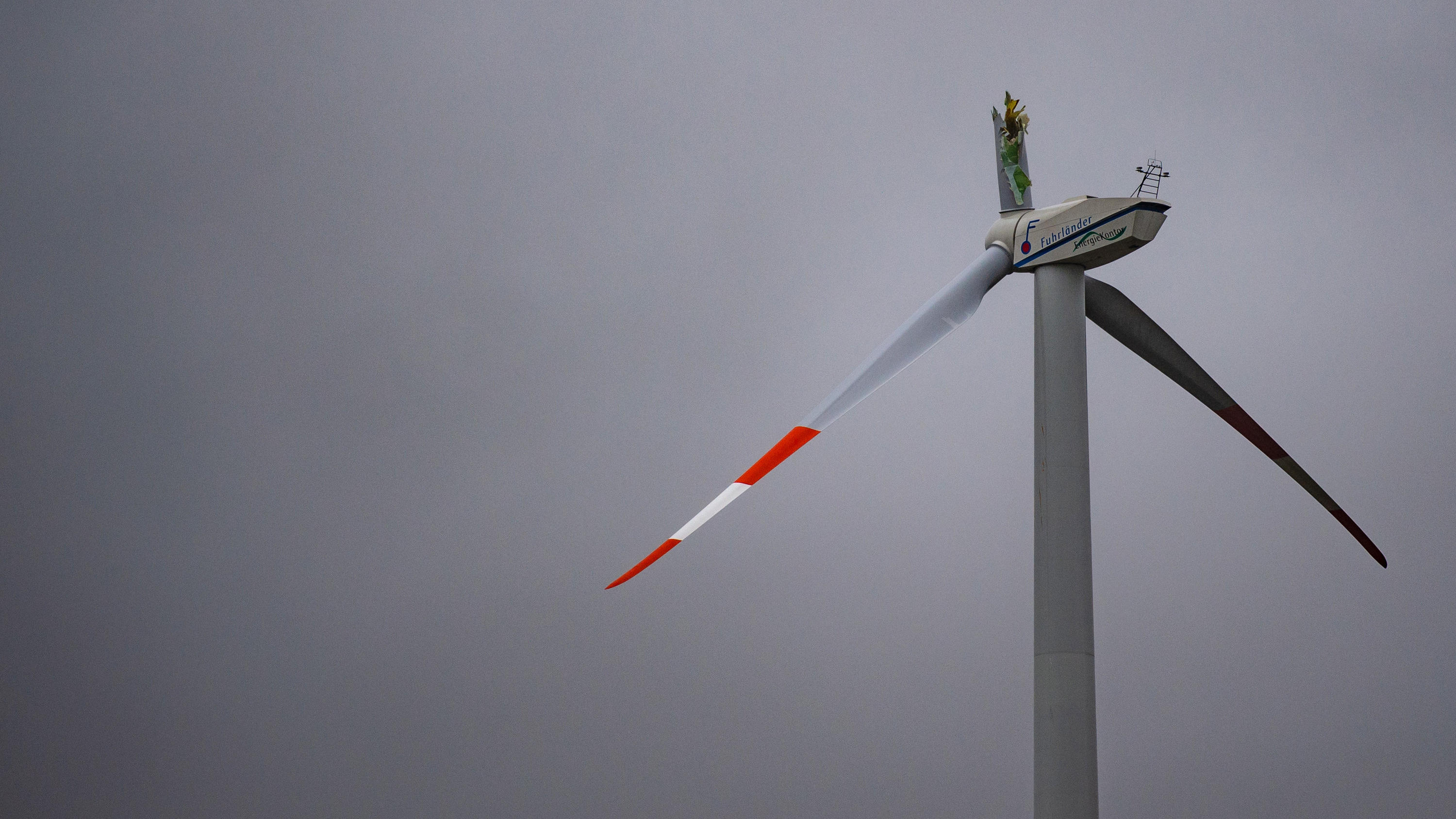 Heftiger Wintersturm am Wochenende 10.02.2019, Niedersachsen, Wriedel: Ein Windrad steht mit nur noch zwei Flügeln auf einem Feld. Von dem Windrad ist bei stürmischen Wetter ein über 30 Meter langer Flügel abgebrochen. Foto: Philipp Schulze/dpa +++ dpa-Bildfunk +++