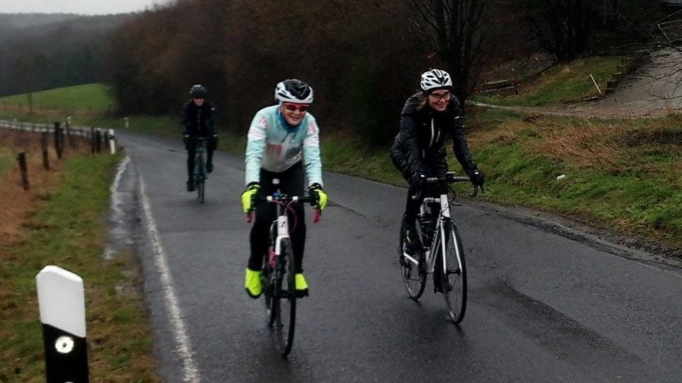 Tobis Radblog: Auf der sonnigen Seite der verregneten Straße Rennrad Wintertraining