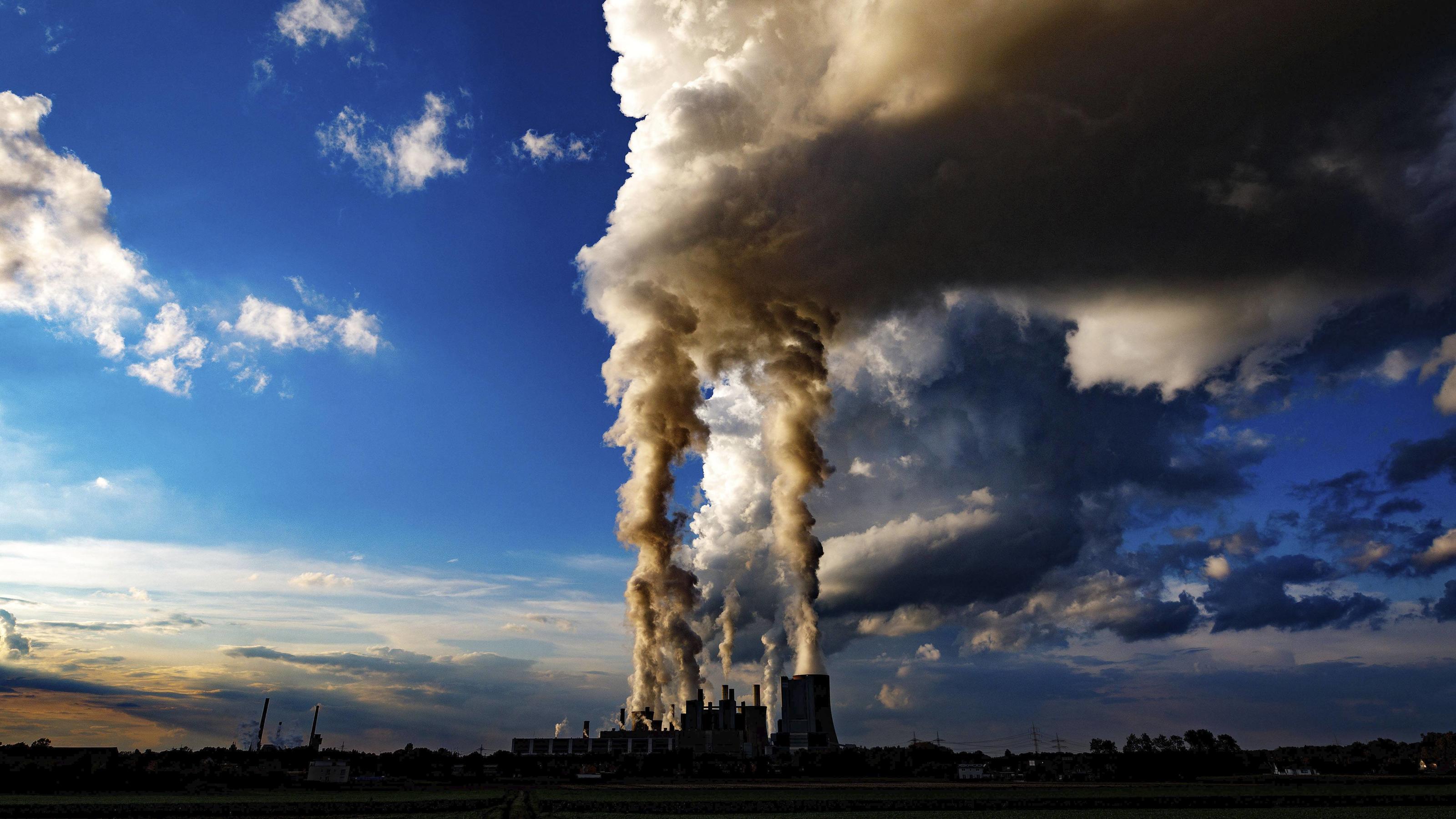 Der Einfluss des Menschen auf Naturkatastrophen ist messbar Das Kraftwerk Niederaußem von der RWE Power. Bergheim-Niederaußem