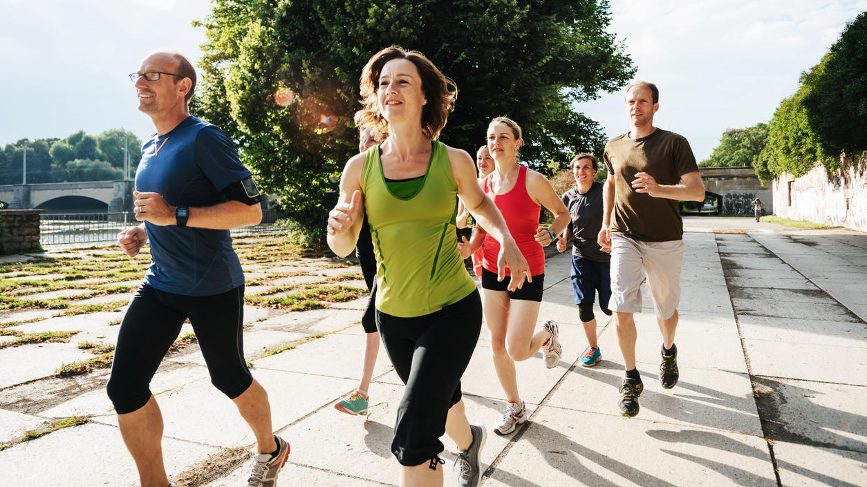 Diese Sportarten machen glücklich! Jogger in der Stadt
