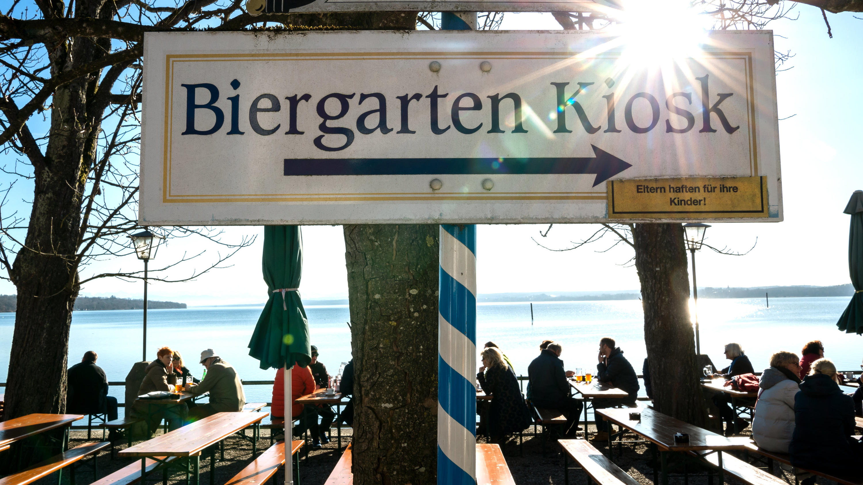 7-Tage-Wetter vom 24.03.2019: Auf Schmuddel-Schock folgt Wonne-Wochenende 15.02.2019, Bayern, Stegen Am Ammersee: Besucher eines Biergartens am Ammersee genießen das schöne Wetter. Bayern kann sich am Wochenende auf Bilderbuch-Wetter freuen. Die Temperaturen kraxeln tagsüber auf bis zu 15 Grad. Foto: Sina Schuldt/dpa +++ d
