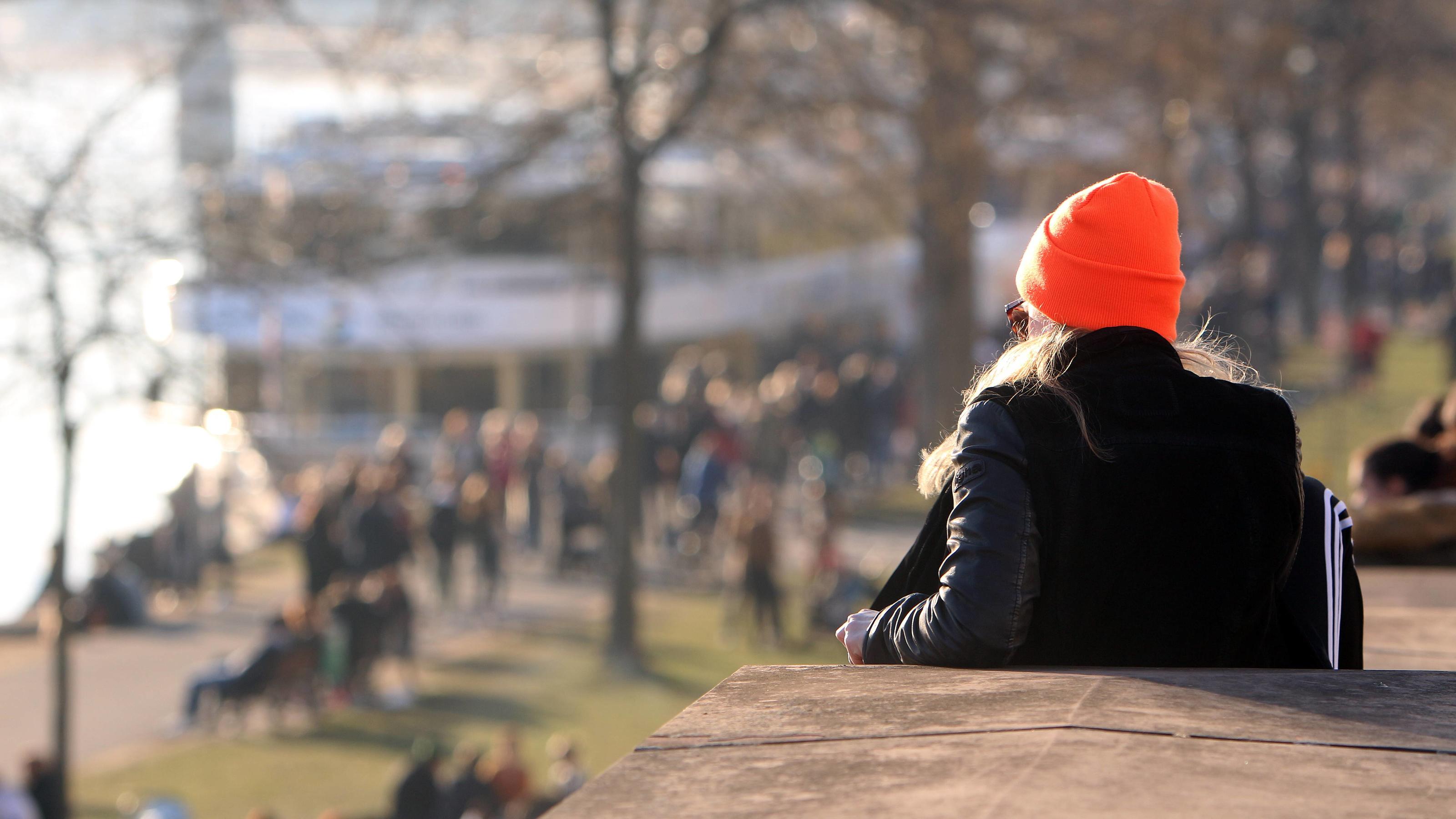 Das 30-Tage-Wetter vom 17.02.2019: Milder Februar mündet in kalten März News Bilder des Tages Frühlingserwachen in Frankfurt am Main, Hessen, Deutschland: großer Personenandrang herrscht auf der Uferpromenade am Main bei frühlingshaften Temperaturen in der Innenstadt *** Spring awakening in Frankfurt am Main Hesse German