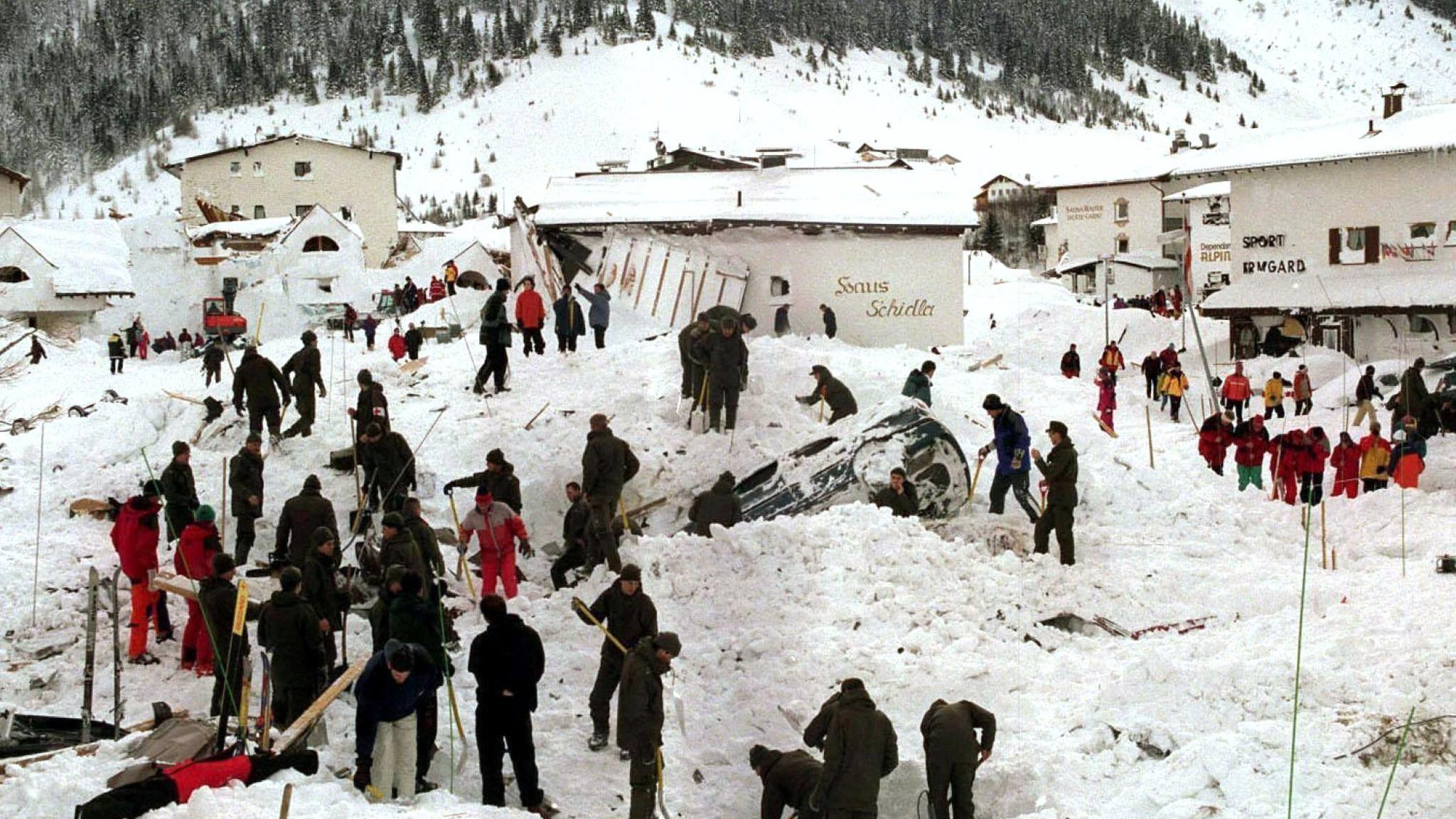 Vor 20 Jahren: Beim Lawinenunglück von Galtür verloren 38 Menschen ihr Leben ARCHIV - 24.02.1999, Österreich, Galtür: Rettungsmannschaften durchsuchen nach der verheerenden Lawinenkatastrophe in der österreichischen Urlauberhochburg Trümmer und Schnee nach Verschütteten. Vor 20 Jahren starben 38 Menschen, darunter zwölf Kin
