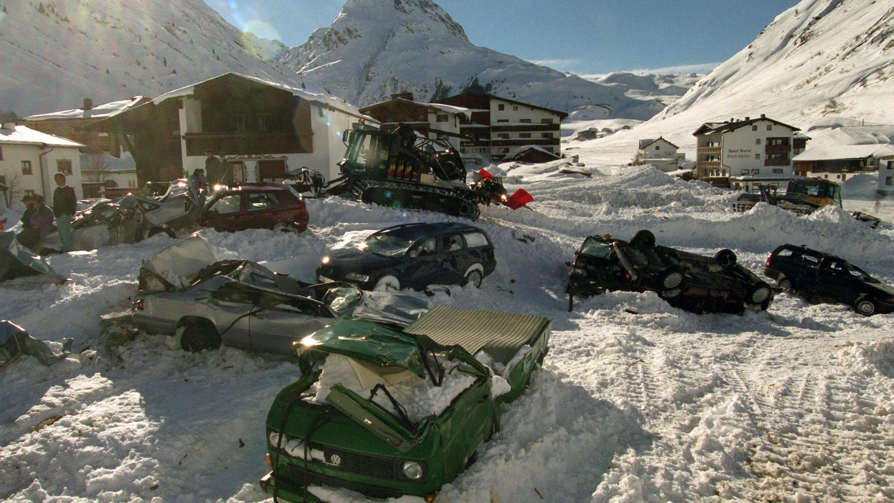 Vor 20 Jahren: Beim Lawinenunglück von Galtür verloren 38 Menschen ihr Leben ARCHIV - 27.02.1999, Österreich, Galtür: Ein Bild der Verwüstung zeigt nach dem schweren Lawinenunglücke in Galtür am 23.02.1999. Vor 20 Jahren starben 38 Menschen, darunter zwölf Kinder, durch Lawinen im Tiroler Paznauntal. Das Unglück von Galtür ma