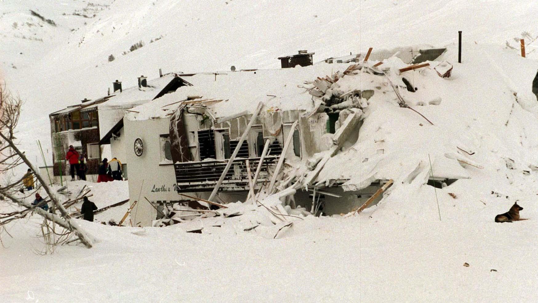 Vor 20 Jahren: Beim Lawinenunglück von Galtür verloren 38 Menschen ihr Leben HANDOUT - 24.02.1999, Österreich, Galtür: Ein von den Schneemassen zerstörtes Haus in Galtür. Vor 20 Jahren starben 38 Menschen, darunter zwölf Kinder, durch Lawinen im Tiroler Paznauntal. Zwei Lawinen hatten Häuser in Galtür und einen Tag später im