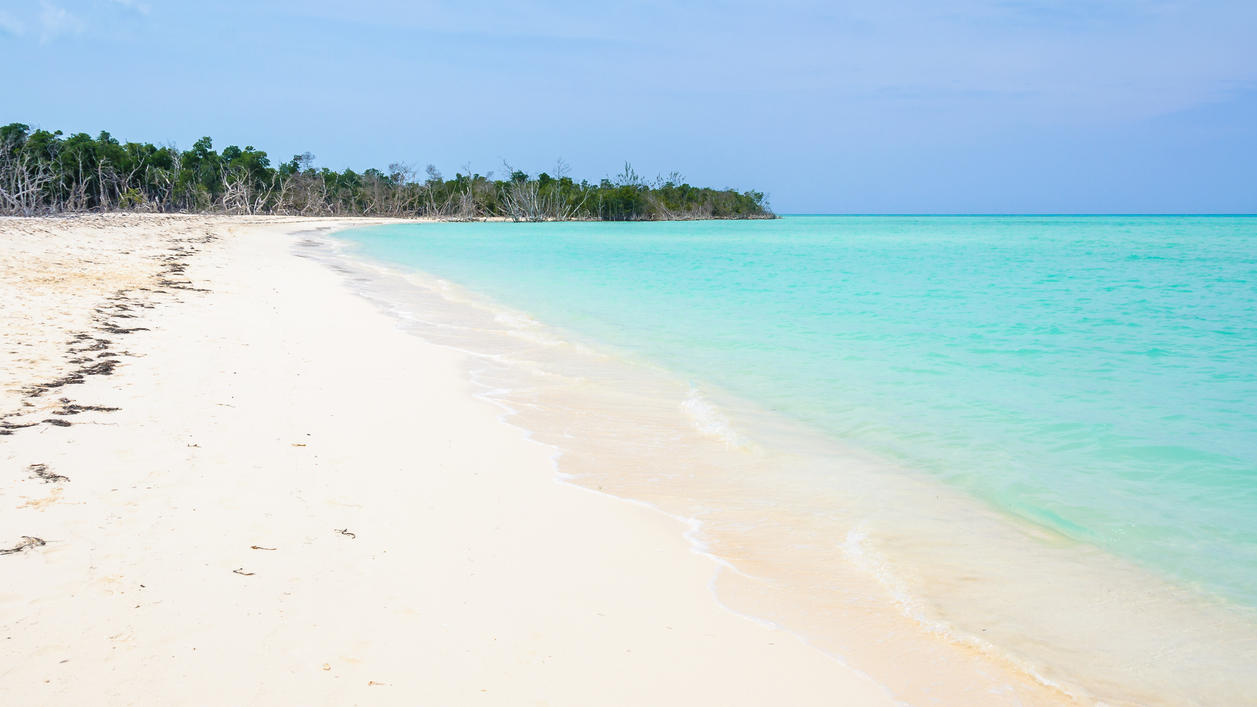 Kuba: Darum ist das Land der perfekte Ort für Dreamdates Der Strand von Cayo Levisa überzeugt durch schneeweißen Sand und kristallklares Meer.