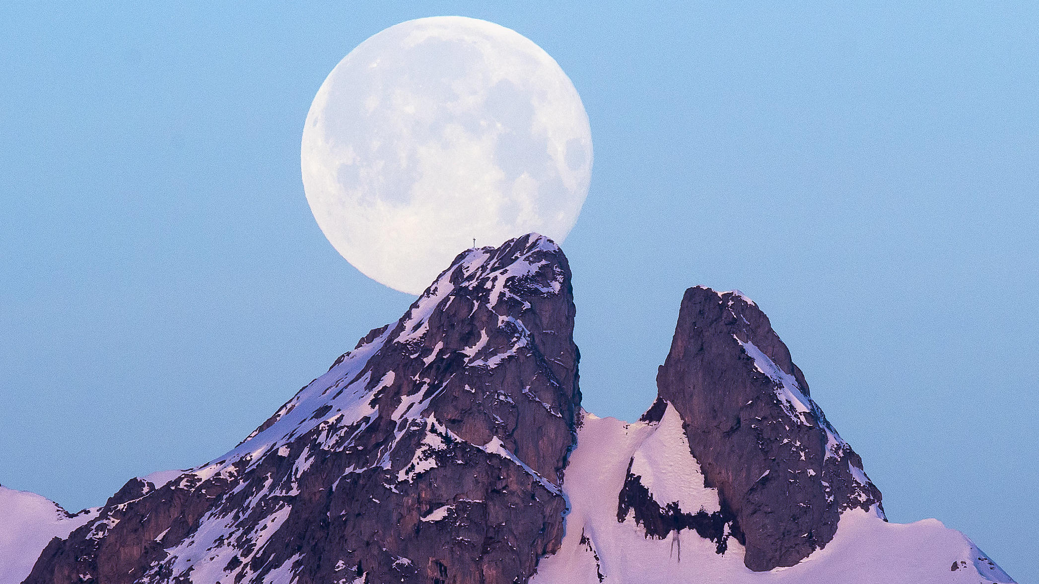 So schön war der „Supermond“ 20.02.2019, Schweiz, Plambuit: Blick auf den Vollmond am Himmel über dem Berg Les Jumelles (dt. die Zwillinge) im Chablais-Massiv oberhalb des Lac de Tanay im Kanton Wallis. Mit einer Entfernung von etwa 356 760 Kilometern kommt der Mond für mehrere