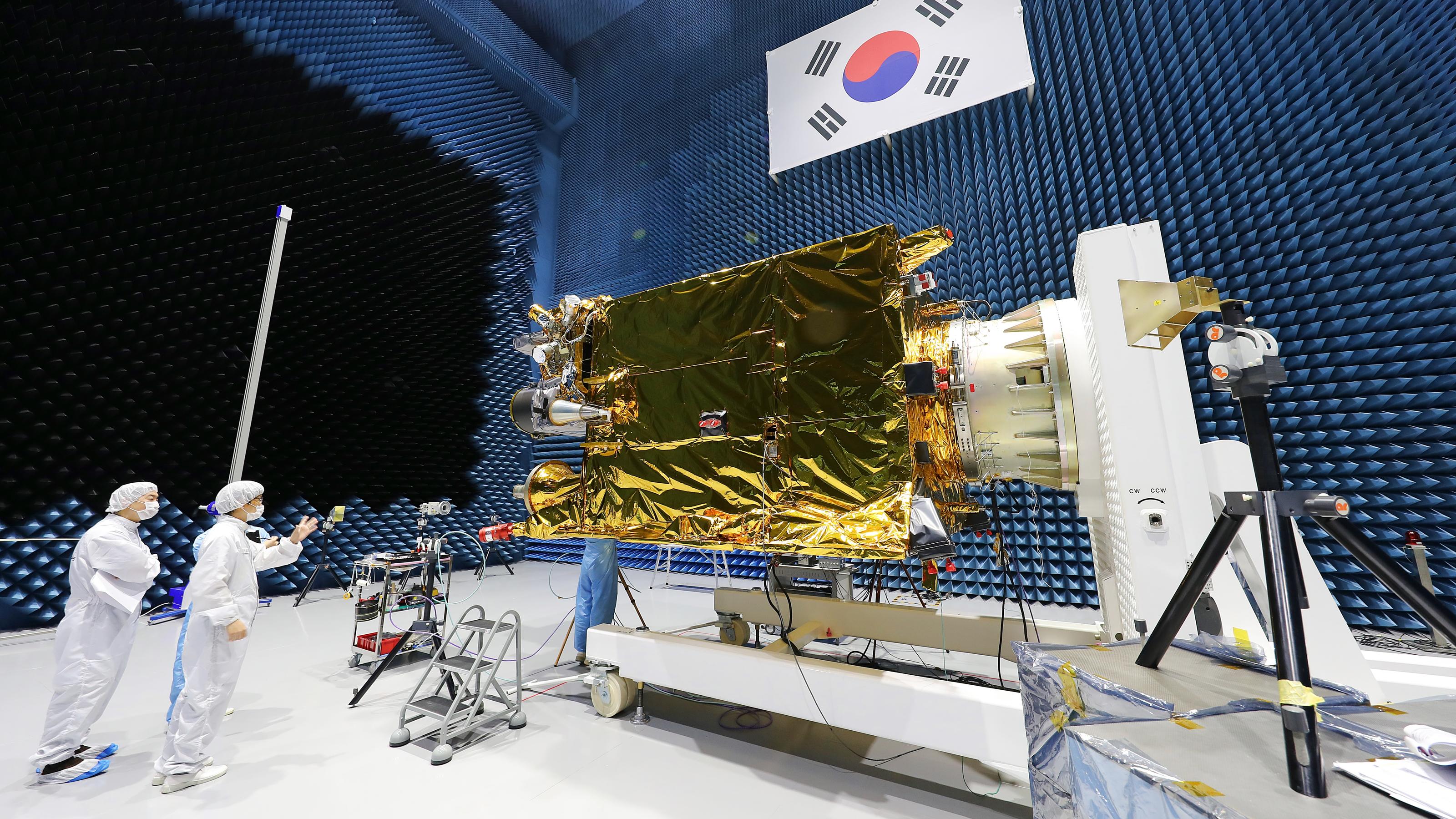 Wetterlexikon: GMS New satellite Researchers test the geostationary satellite Cheollian 2A at the Korea Aerospace Research Institute in Daejeon, 164 km south of Seoul, on Aug. 30, 2018, in this photo provided by the institute. The new meteorological satellite, which ha