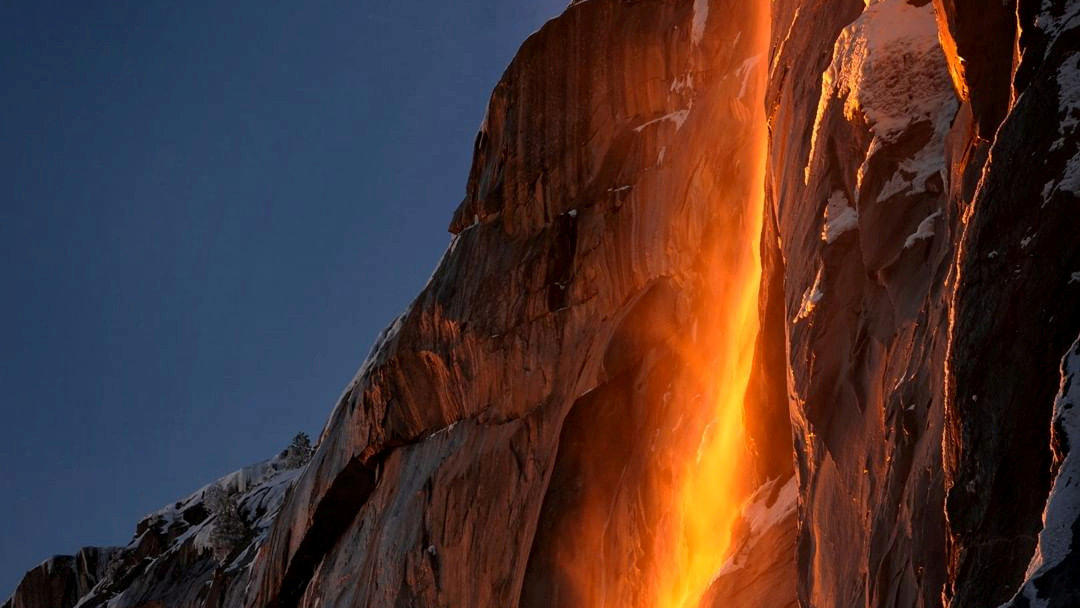 Im Yosemite-Nationalpark: Ein Wasserfall, der glüht wie Lava REFILE - CORRECTING TYPOS Sunlight hits the Horsetail Fall, turning it into a "Firefall", at Yosemite National Park, California, U.S., February 18, 2019, in this photo taken from social media. MANDATORY CREDIT @davidgaiz/davidgaiz.com/via REUTERS AT