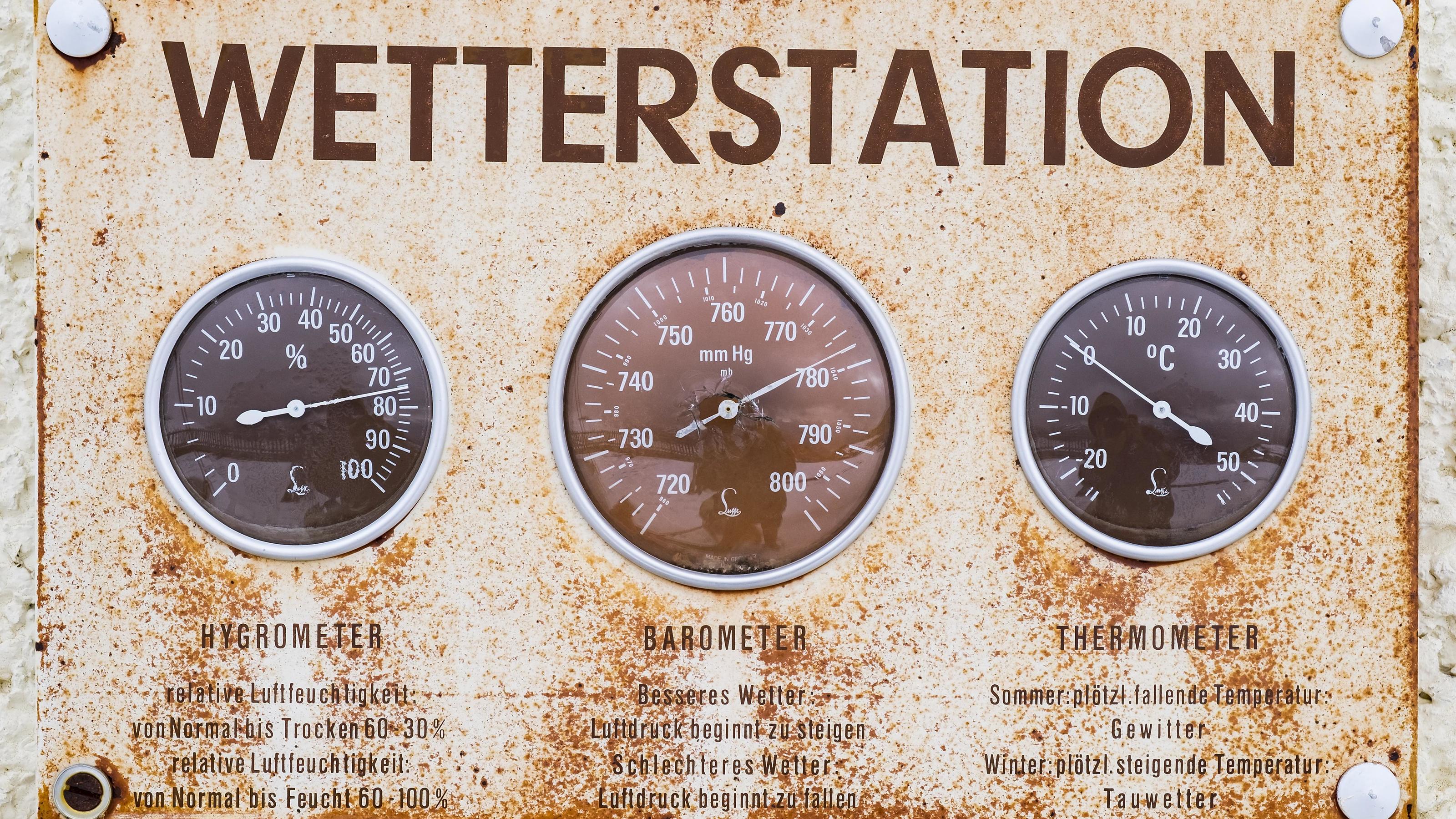 Warum Orkan Sabine in England Ciara heißt und in Schweden Elsa Wetterstation an Berghütte, mit Hygrometer, Barometer und Thermometer, Österreich, Europa | Verwendung weltweit, Keine Weitergabe an Wiederverkäufer.
