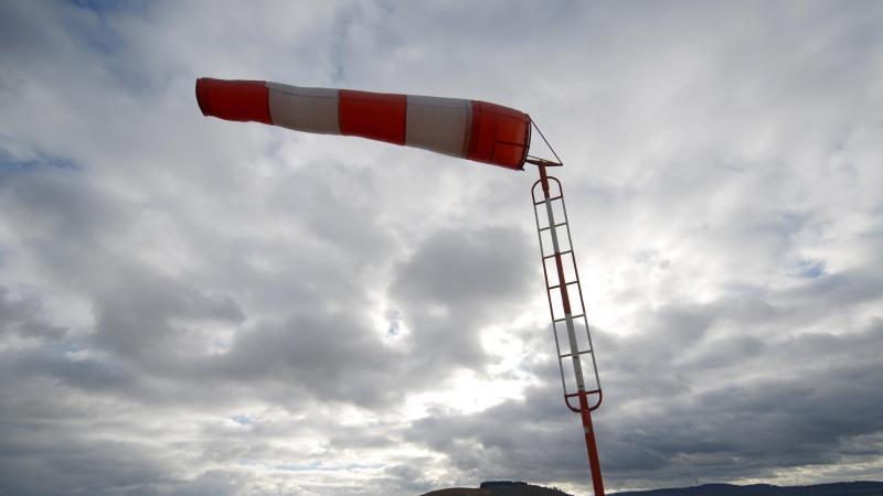 Wetterlexikon: Nortes Ein Windsack im Sturm