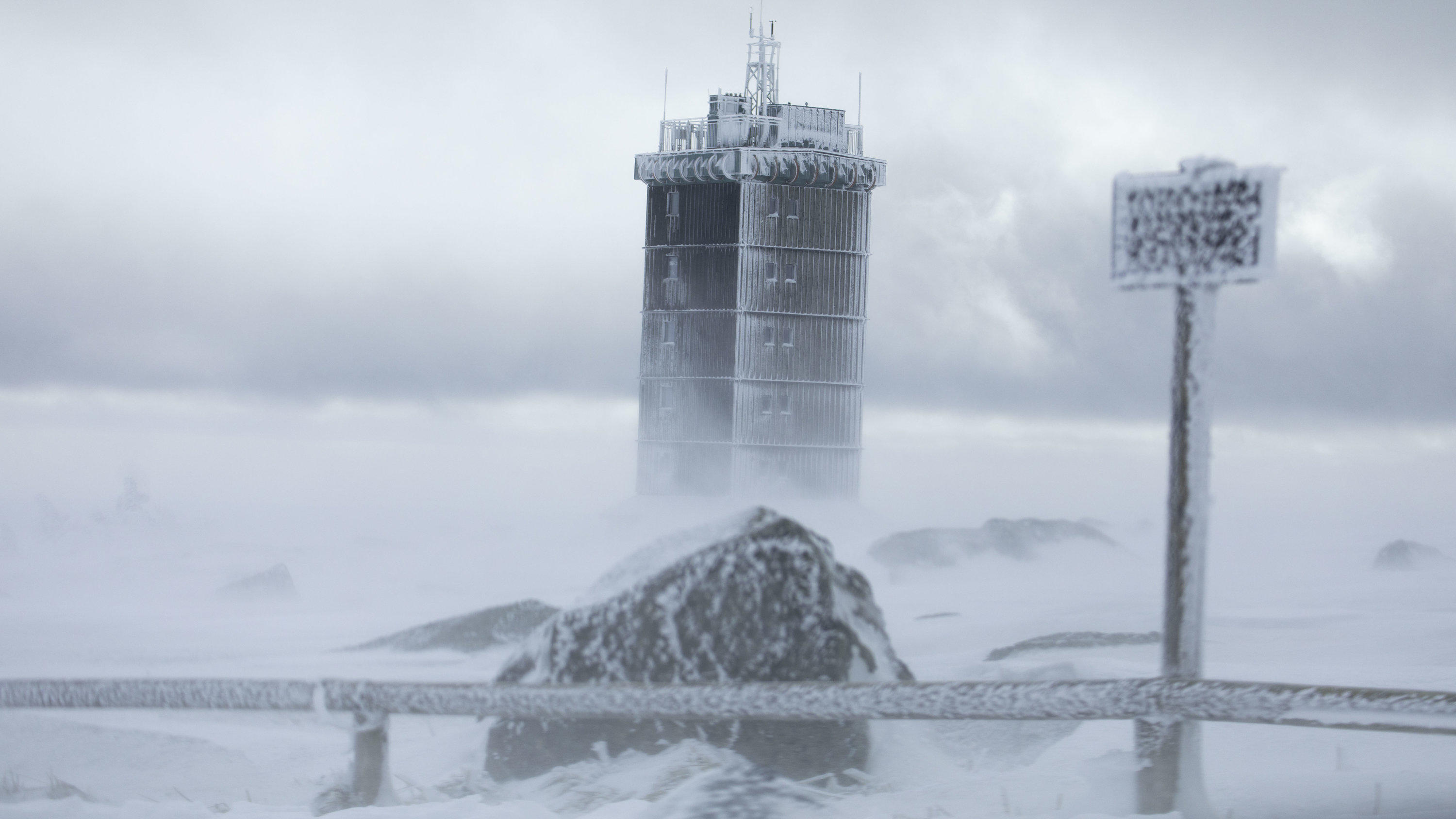 Live Informationen: Sturm „Franz“ über Deutschland 13.03.2019, Brocken: Das Sturmtief Franz ist auf dem Brocken angekommen. Bei ·4 °C und Böen von über 117 Km/h verursachte das Tief einen regelrechten Schneesturm.