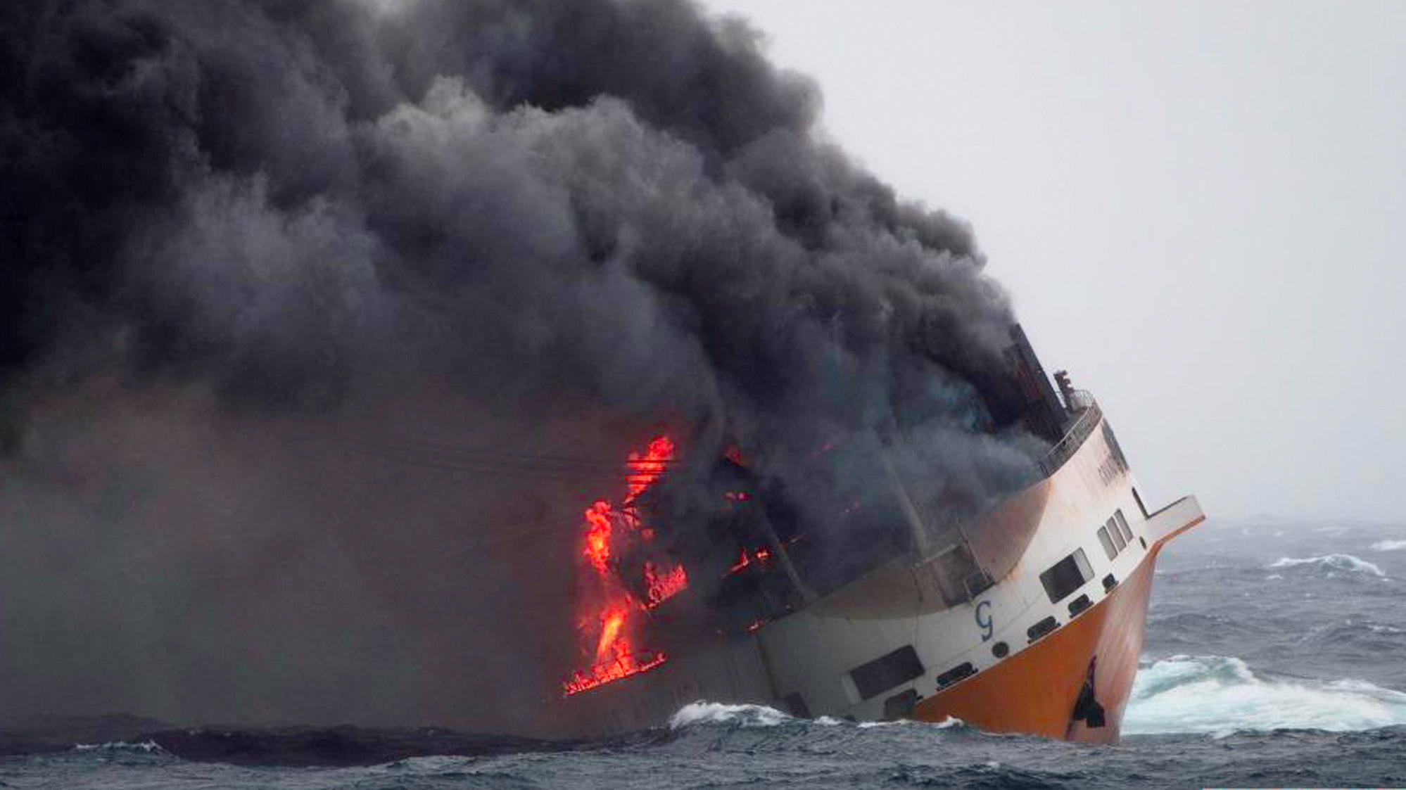 Umwelt-Katastrophe droht! Riesige Ölteppiche vor der französischen Küste dpatopbilder - HANDOUT - 11.03.2019, ---: Das Containerschiff "Grande America" steht in Flammen im Golf von Biskaya vor der Westküste Frankreichs. Es habe sich ein rund zehn Kilometer langer und etwa ein Kilometer breiter Ölteppich gebildet, teilte d