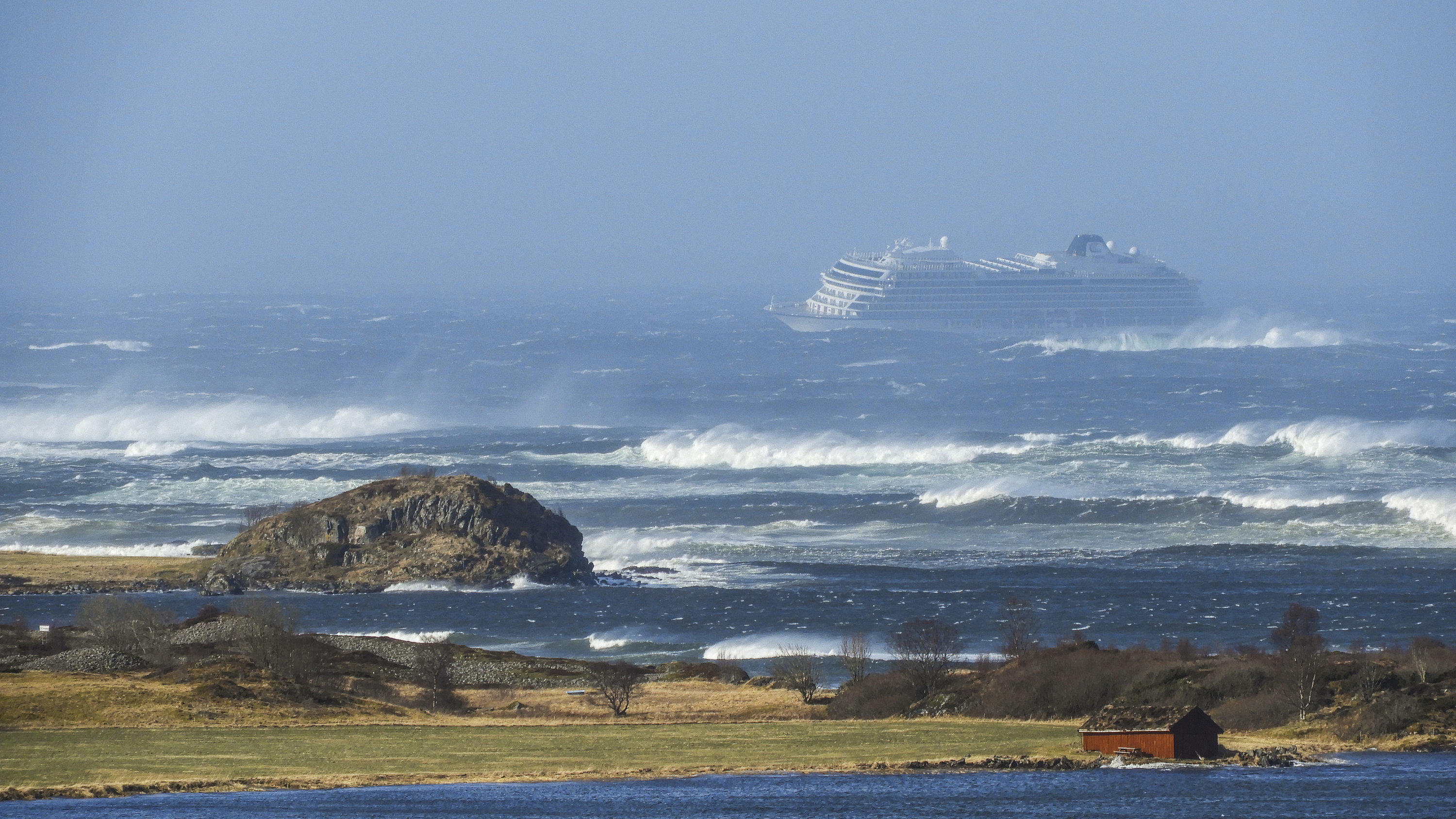 Hunderte Menschen warten noch auf Rettung - Kreuzfahrtschiff vor Norwegen in wird jetzt abgeschleppt dpatopbilder - 23.03.2019, Norwegen, Hustadvika: Das Kreuzfahrtschiff «Viking Sky» driftet in Richtung Land. Das Kreuzfahrtschiff mit 1300 Passagieren an Bord ist vor der norwegischen Küste in Seenot geraten und hat ein Notsignal gesendet. Das Schif