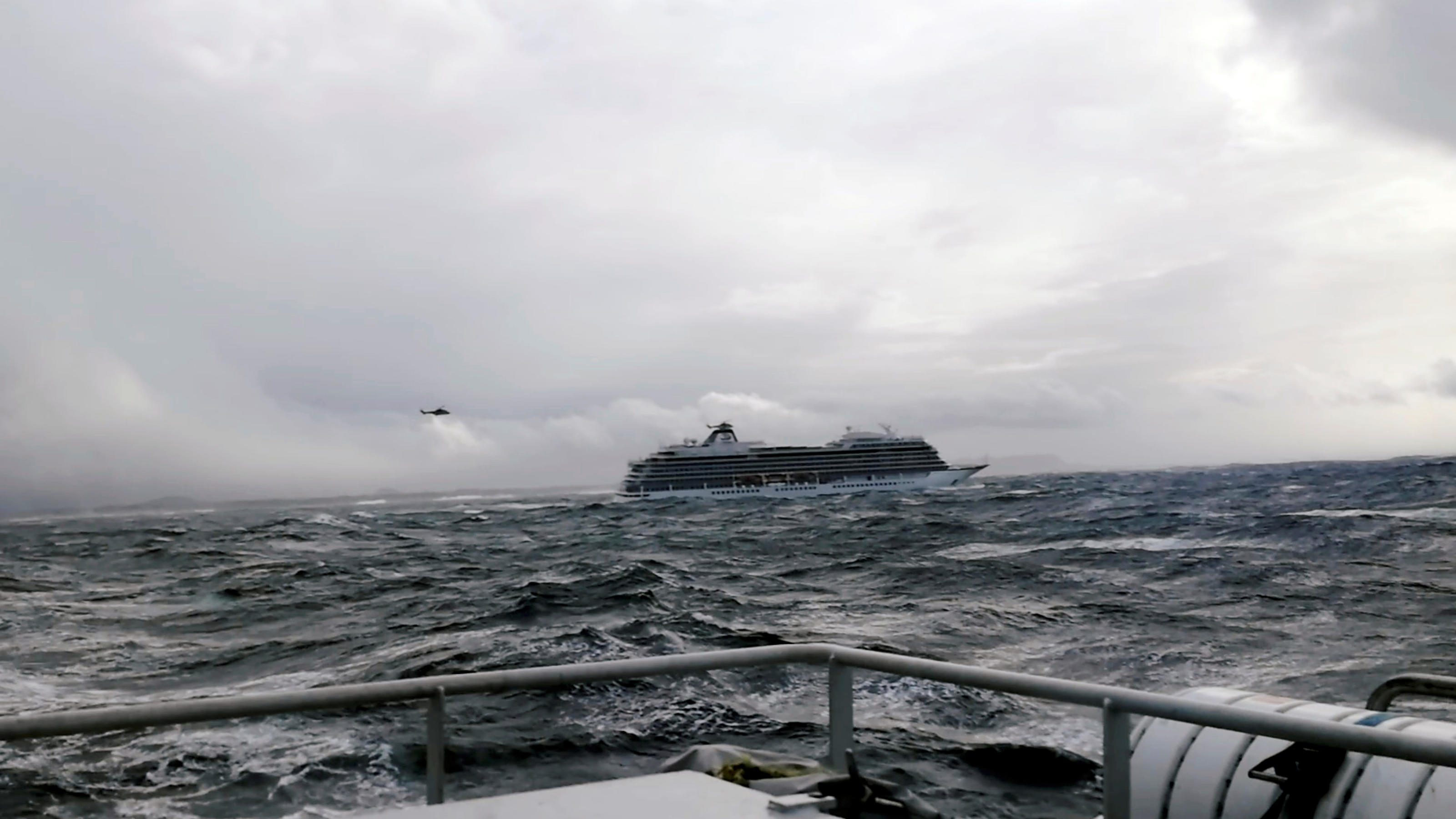 Hunderte Menschen warten noch auf Rettung - Kreuzfahrtschiff vor Norwegen in wird jetzt abgeschleppt A cruise ship Viking Sky drifts towards land after an engine failure, Hustadvika, Norway March 23, 2019, in this still image obtained from a social media video. IVER ANDREAS TUENE/via REUTERS ATTENTION EDITORS - THIS IMAGE HAS BEEN SUPPLIED BY A