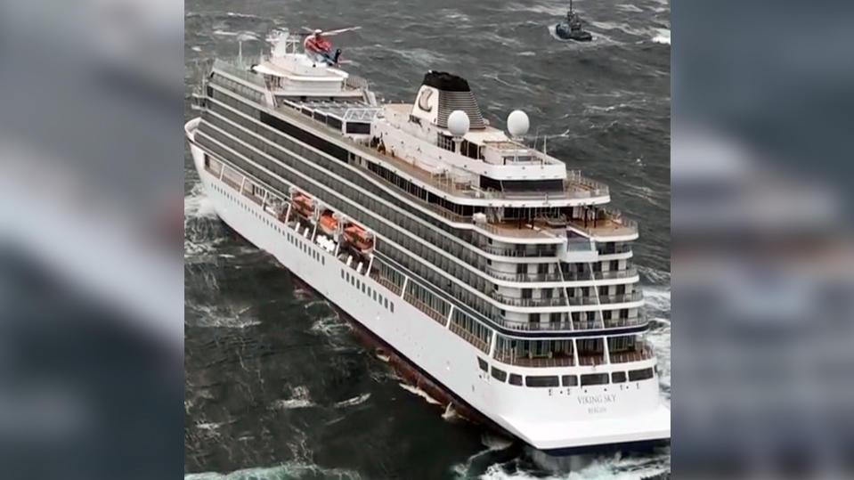 Hunderte Menschen warten noch auf Rettung - Kreuzfahrtschiff vor Norwegen in wird jetzt abgeschleppt "Viking Sky"