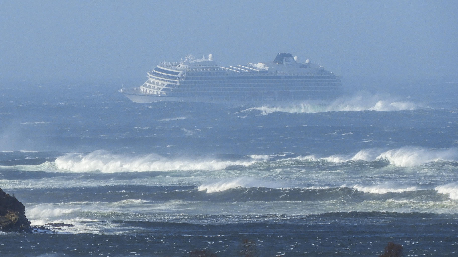 Havariertes Kreuzfahrtschiff „Viking Sky“ sicher im Hafen von Molde angekommen dpatopbilder - 23.03.2019, Norwegen, Hustadvika: Das Kreuzfahrtschiff «Viking Sky» driftet in Richtung Land. Das Kreuzfahrtschiff mit 1300 Passagieren an Bord ist vor der norwegischen Küste in Seenot geraten und hat ein Notsignal gesendet. Das Schif