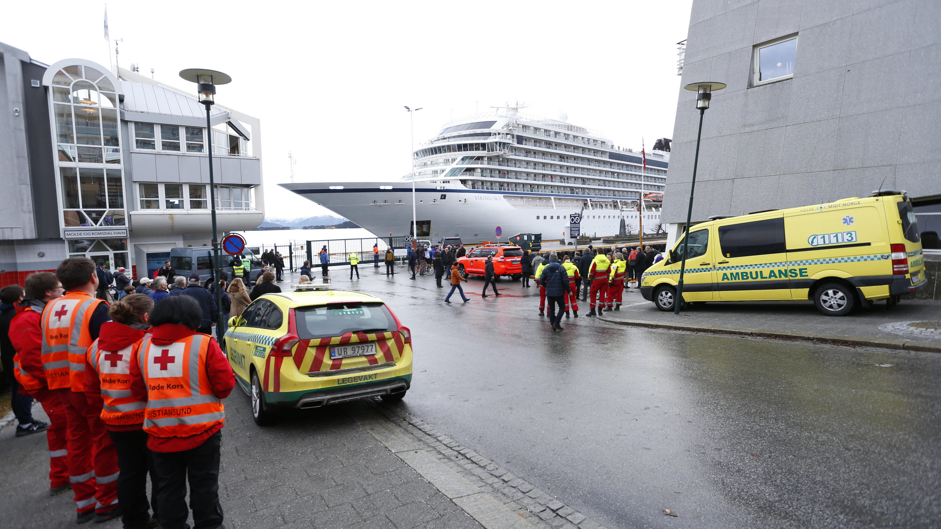 Havariertes Kreuzfahrtschiff „Viking Sky“ sicher im Hafen von Molde angekommen 24.03.2019, Norwegen, Molde: Einsatzkräfte warten an Land als das Kreuzfahrtschiff «Viking Sky» den Hafen in der norwegischen Kleinstadt Molde erreicht, nachdem es auf See in Not geraten war. Die «Viking Sky» war am Samstagnachmittag wegen Problemen