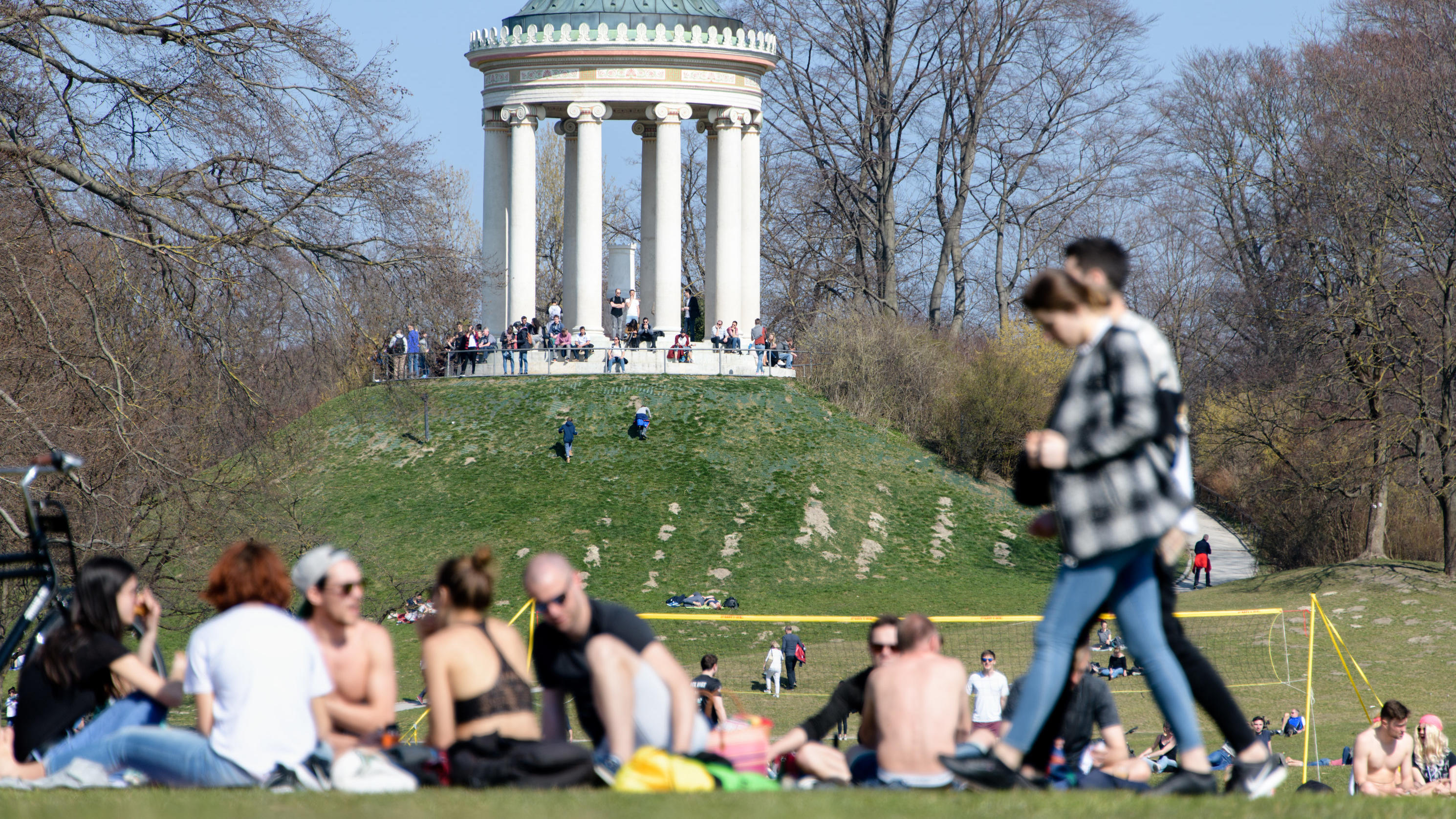 7-Tage-Wetter vom 25.03.2019: Erst grau und nass, dann blau und krass 23.03.2019, Bayern, München: Zahlreiche Menschen halten sich bei frühlingshaften Temperaturen im Englischen Garten auf. Im Hintergrund ist der Monopterus zu sehen. Foto: Matthias Balk/dpa +++ dpa-Bildfunk +++