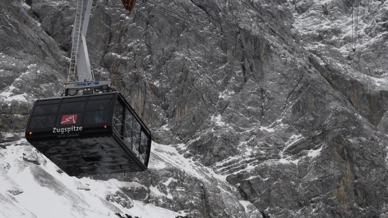 Garmisch-Partenkirchen: Föhnsturm bläst Bäume um Zugspitzbahn fährt Richtung Gipfel