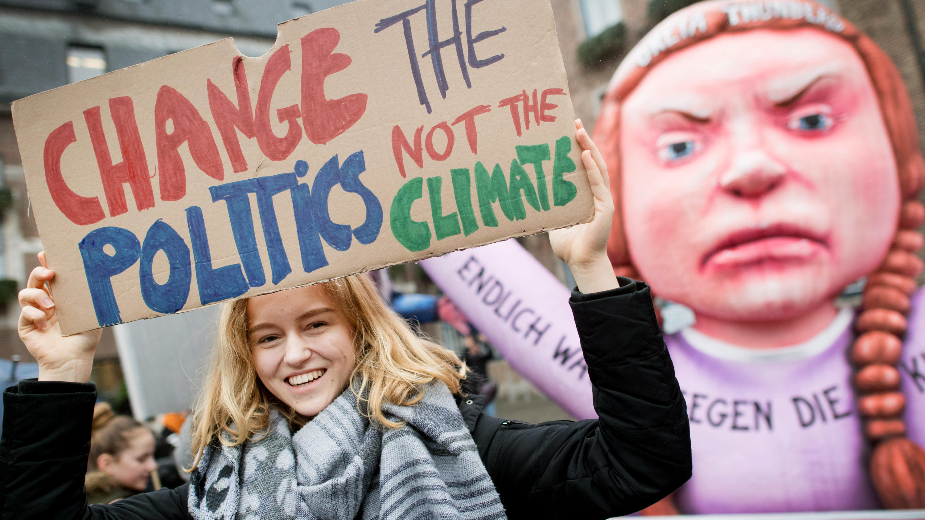 Olis Klimablog: "Fridays for Future" muss weitergehen, bis die Politik sich bewegt ARCHIV - 15.03.2019, Nordrhein-Westfalen, Düsseldorf: Schüler beteiligen sich an der "Fridays for Future" - Klimademonstration in der Düsseldorfer Innenstadt. Eine Schülerin hält ein Plakat in die Höhe mit der Aufschrift "Change the politics not the