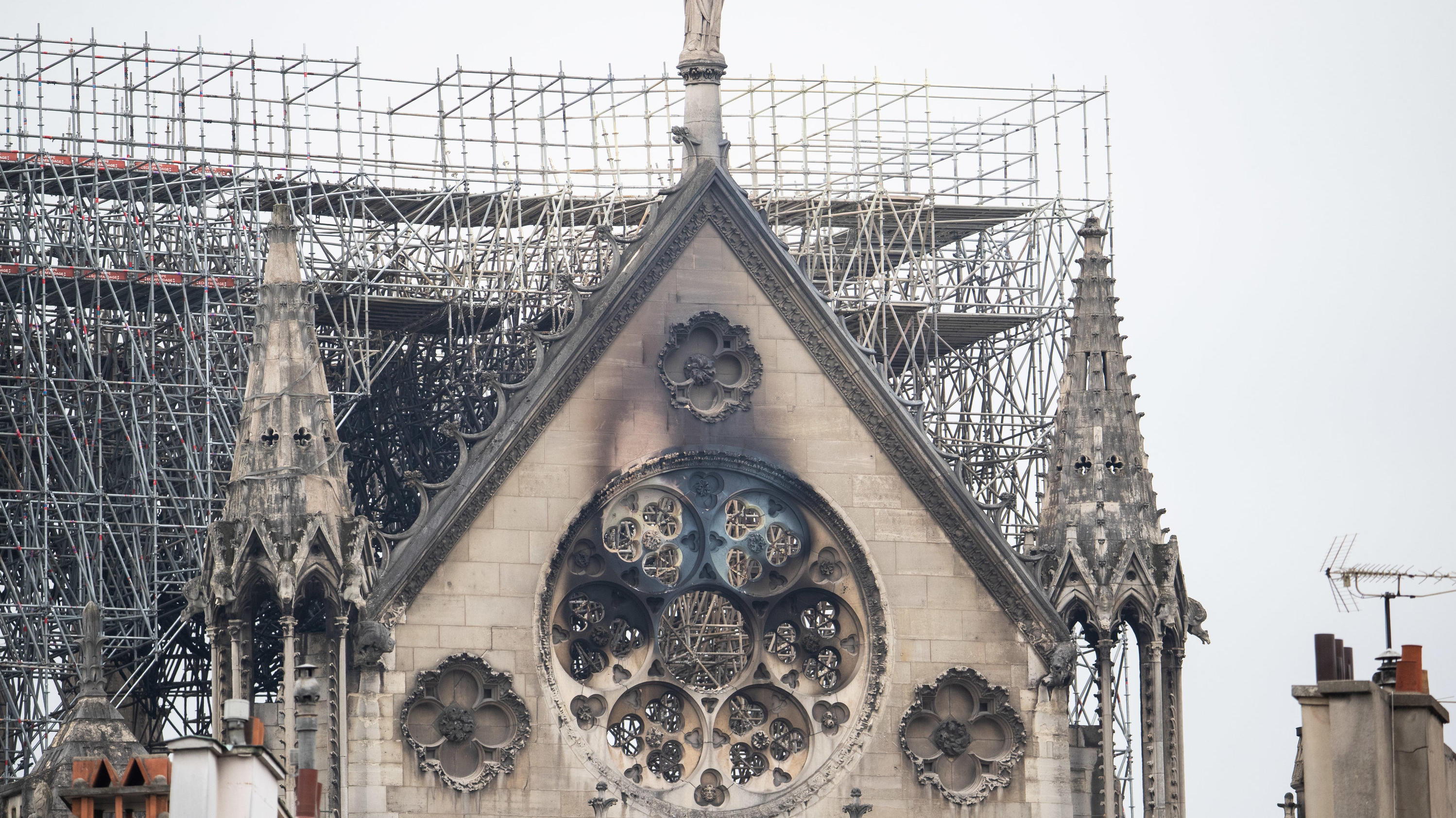 Pariser Kathedrale kann in ihrer Gesamtheit erhalten bleiben 16.04.2019, Frankreich, Paris: Die Fassade der Kathedrale Notre-Dame ist schwarz verkohlt. In der weltberühmten Kathedrale Notre-Dame in Paris war am Montagabend ein Feuer ausgebrochen. Über dem Wahrzeichen waren Flammen und eine riesige Rauchsäule z