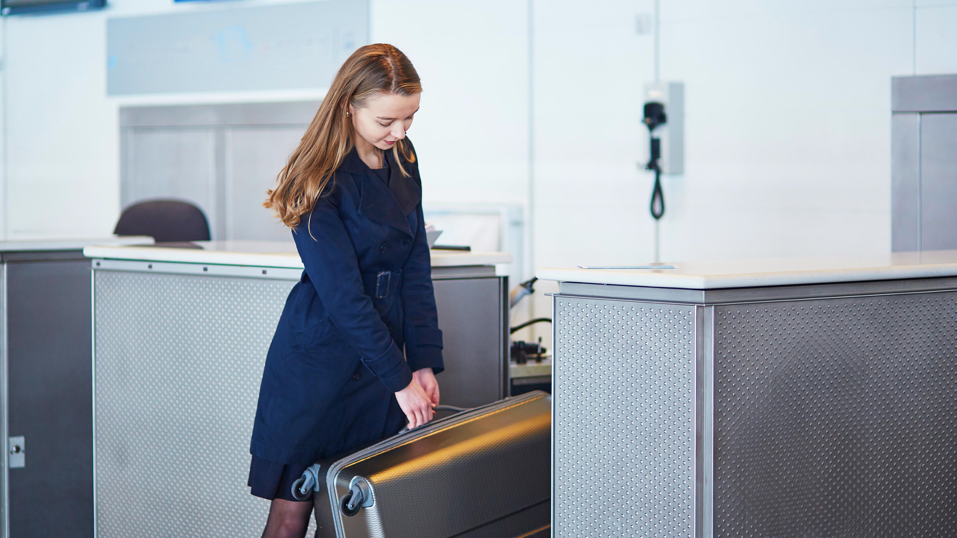 Der Umwelt zuliebe: Werden Flugpassagiere künftig gewogen? Kofferwaage am Flughafen