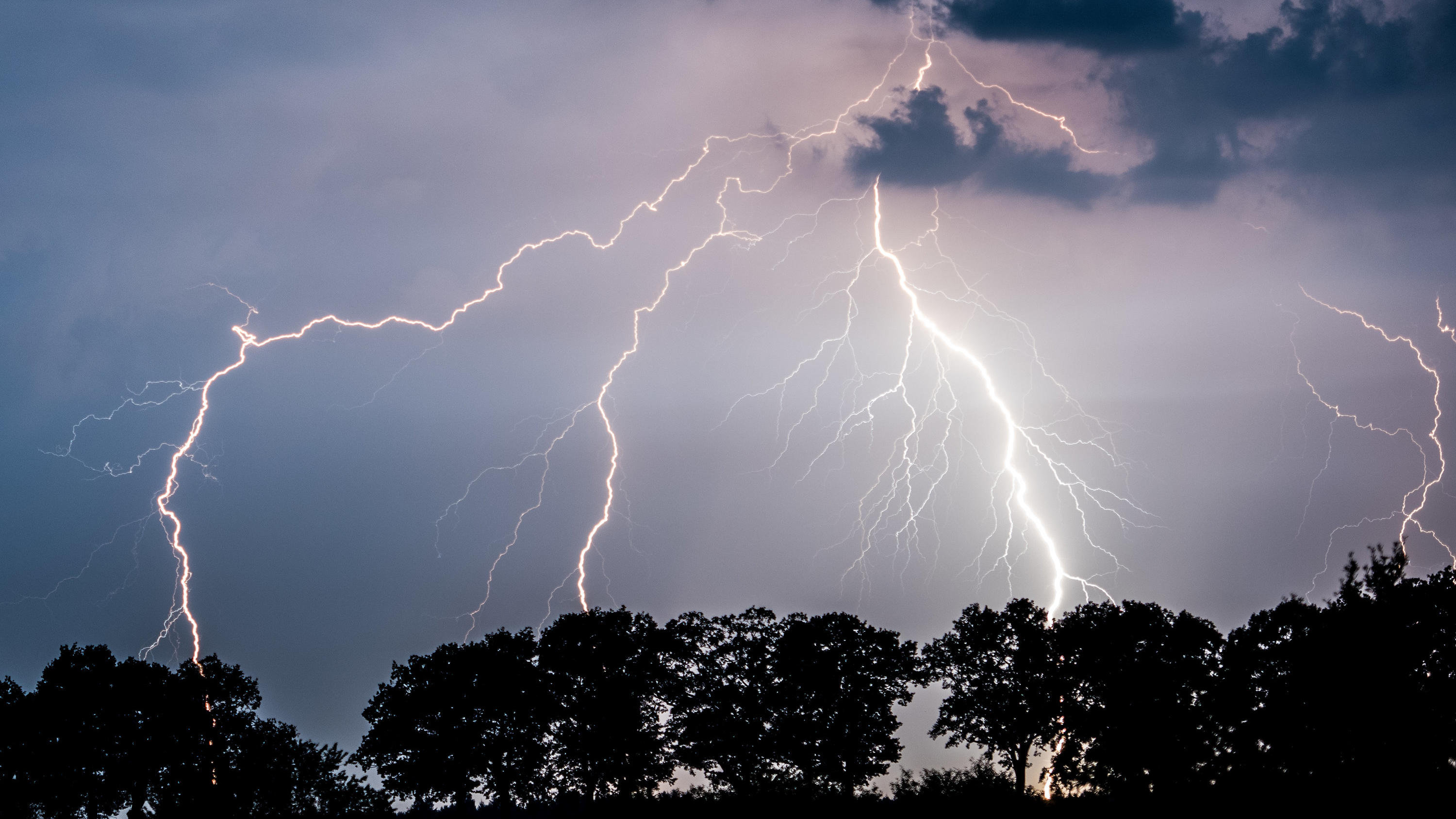 Service für das lange Wochenende bei gelockerten Corona-Maßnahmen ARCHIV - 01.09.2015, Brandenburg, Jacobsdorf: Blitze erhellen die Nacht. Dank eines dezentralen Radioteleskopes aus tausenden einfachen Antennen haben Wissenschaftler herausgefunden, warum Gewitterwolken mehrfach blitzen. Der Grund dafür sind sogenan