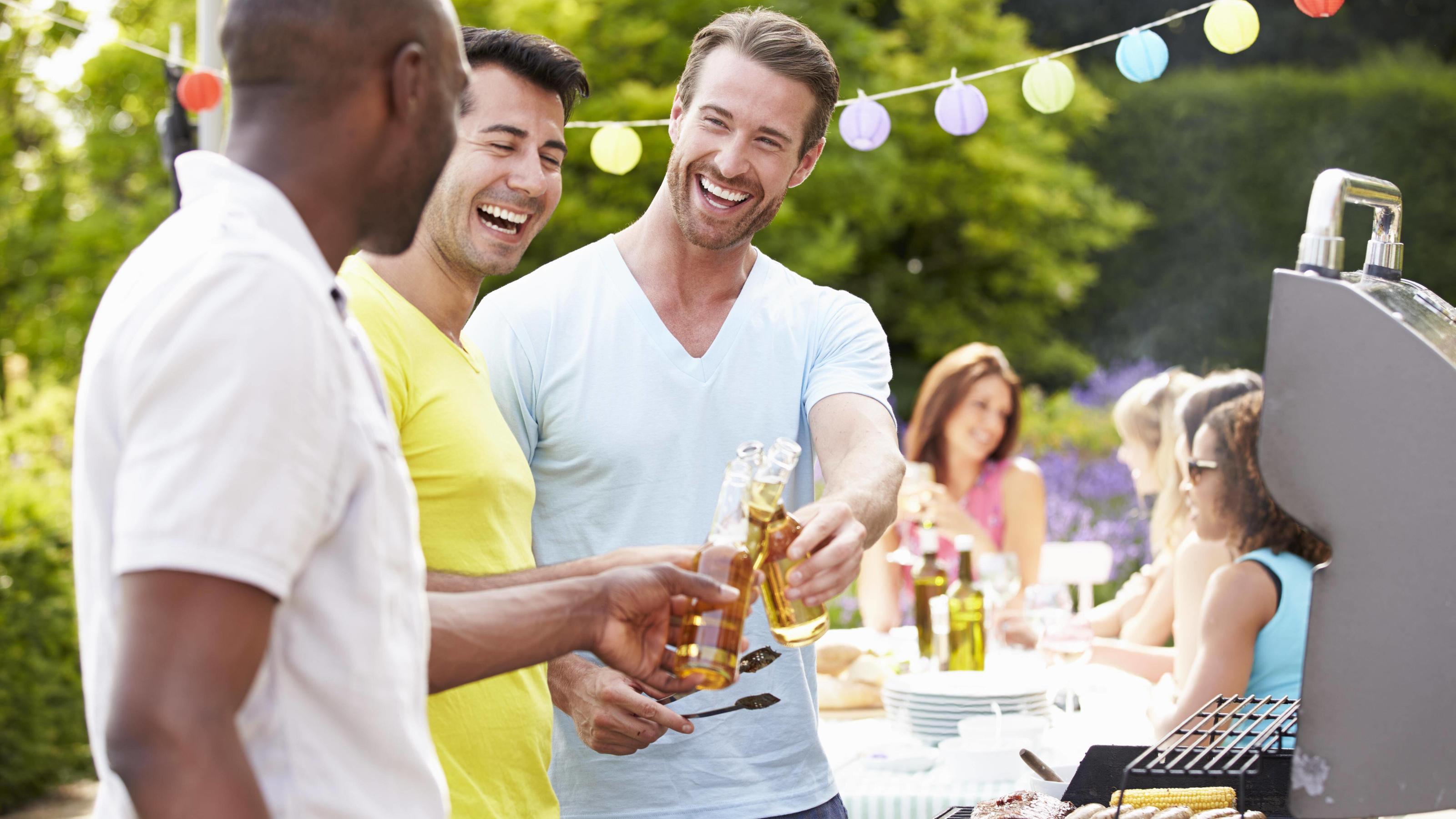 Pfingstwochenende: Darauf sollten Sie bei Treffen achten Group Of Men Cooking On Barbeque At Home model released Symbolfoto PUBLICATIONxINxGERxSUIxAUTxONLY Copyright: xMonkeybusinessx Panthermedia19366832