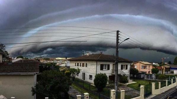 Gewitter beenden den April-Sommer Unwetter über Frankreich unwetter