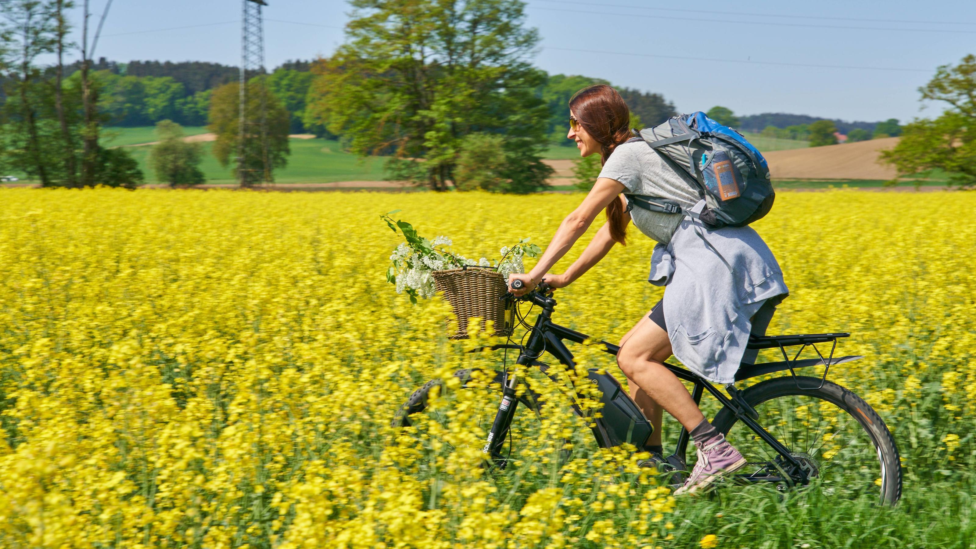 Rapsschnitzel statt Sonntagsschnitzel MODEL RELEASED Junge Frau macht eine Radtour auf einem eBike, Mountainbike in Pfaffenhofen an der Ilm, Deutschland am 29.04.2018