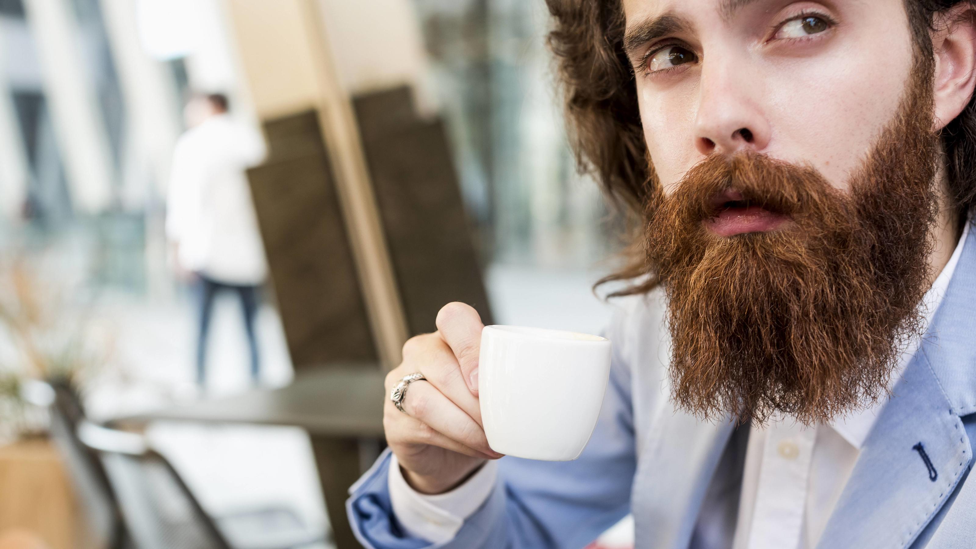 Krasses Corona-Verbot: Jetzt müssen auch noch die Bärte ab! Stylish businessman drinking espresso in a cafe model released Symbolfoto PUBLICATIONxINxGERxSUIxAUTxHUNxONLY MAUF000752stylish Businessman Drinking Espresso in a Cafe Model released Symbolic image PUBLICATIONxINxGERxSUIxAUTxHUNxONLY MAUF000752