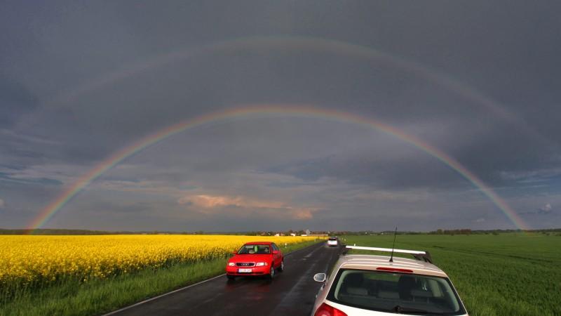 Was heißt eigentlich Wachstumswetter? Wir brauchen Sonnenbrille UND Regenjacke Über den Feldern nahe der sächsischen Stadt Großenhain ist am Samstag (03.05.2008) ein doppelter Regenbogen zu sehen. Auch für die kommenden Tage ist ein Mix von Sonne und einzelnen Schauer angesagt. Weitere Regenbögen sind also möglich. Foto: Matthi