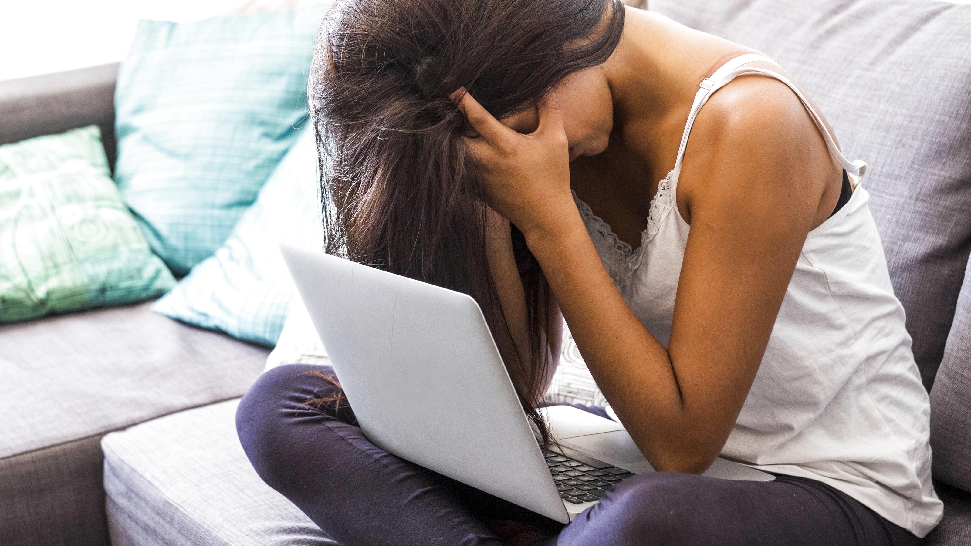 Diese 10 Probleme kennen alle Frauen mit langen Haaren Frau hängen die Haare ins Gesicht
