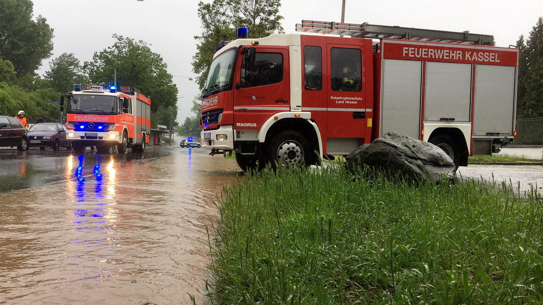 Starkregen überschwemmt Kassels Osten komplett 21.05.2019, Hessen, Kassel: Feuerwehrleute sichern eine überschwemmte Straße im Stadtteil Betthausen. Tief «Axel» hat auch in Hessen am Dienstagmorgen für starke Regenfälle gesorgt. Foto: Göran Gehlen/dpa +++ dpa-Bildfunk +++