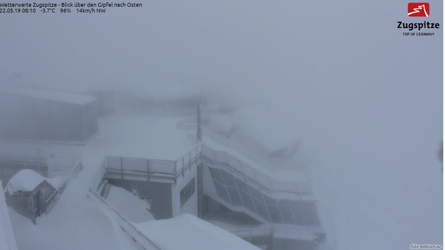 6 Meter!! Zugspitze mit Rekordschnee im Mai Auf der Zugspitze wurden am 22.05.2019 600 Zentimeter Schnee gemessen. foto-webcam.eu