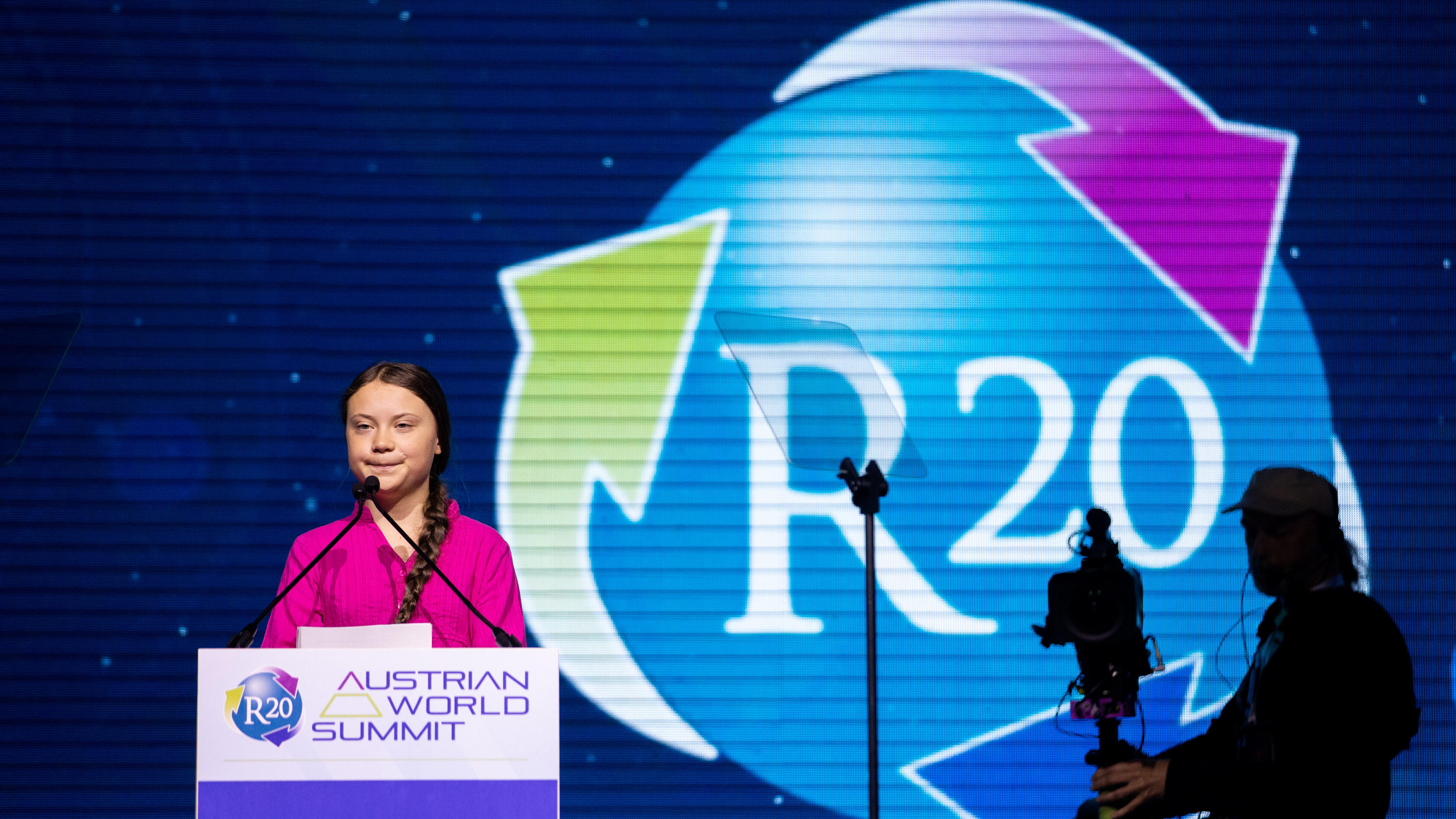 Greta Thunberg bekommt kräftige Unterstützung Greta Thunberg, Klima-Aktivistin aus Schweden, spricht bei der Eröffnung des dritten Klimagipfels der vom ehemaligen US-Gouverneur und Schauspieler Schwarzenegger gegründeten NGO «R20».